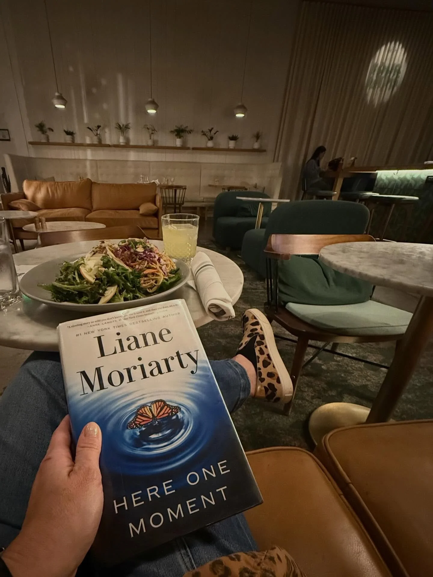 Because after a long day, sometimes you just need a date with a 📖 a good 🥗 and an even better 🍹(along with an amazing husband who puts the kids to bed) ❤️

@fourpalmsbar @cafe.bernardo @fortsutterhotel