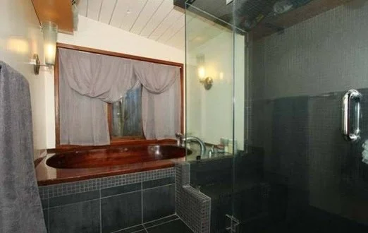 Beverly Glen Primary Bath After