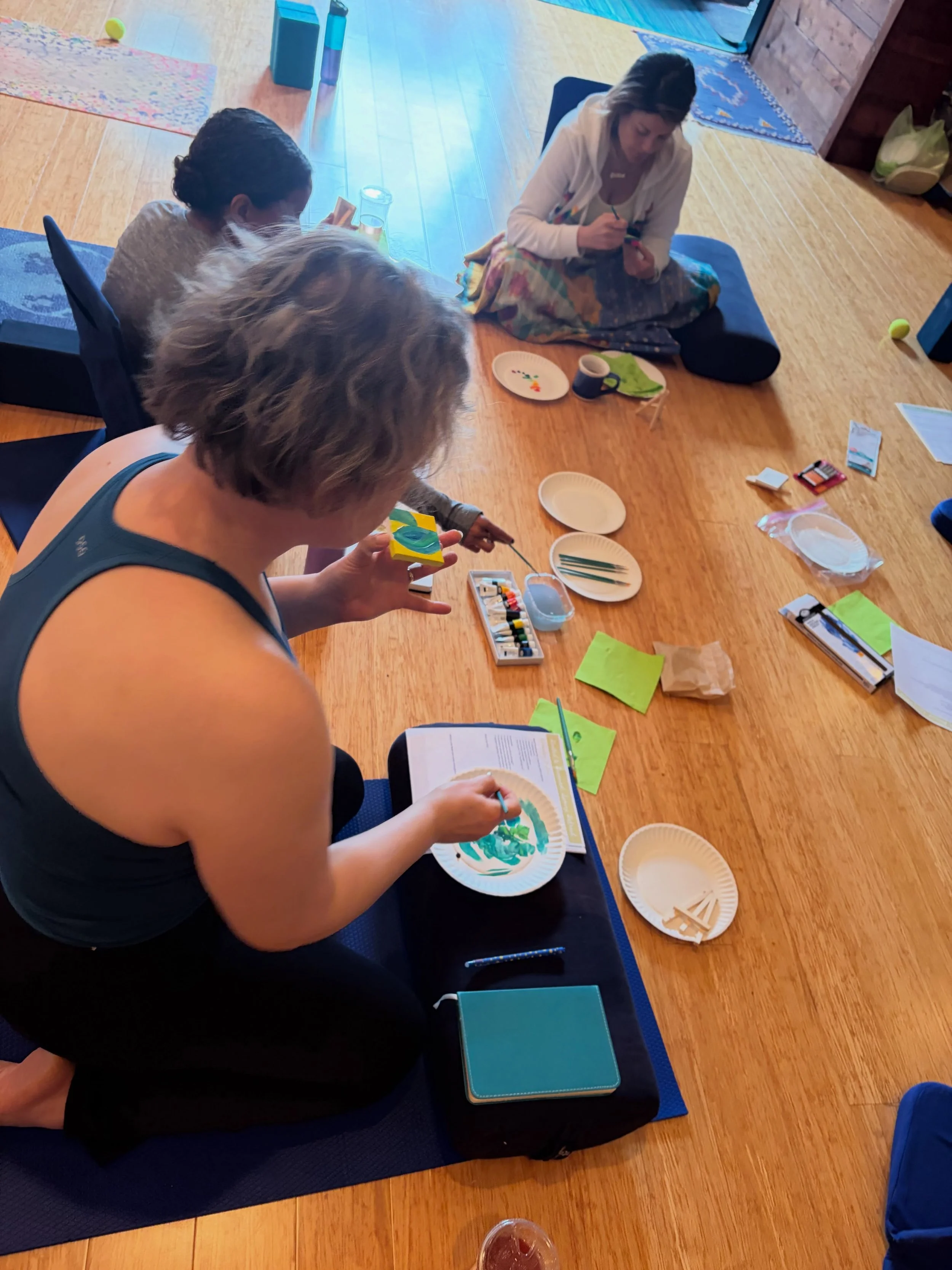 We had a wonderful bonding Rooted &amp; Renewed 🌱 Half Day Spring Retreat!! 

The day began with tea, snacks 🍎, and bonding. Then we moved and breathed through a flowing yoga practice 🤸&zwj;♀️and settled into a guided meditation 🧘&zwj;♀️ for grea