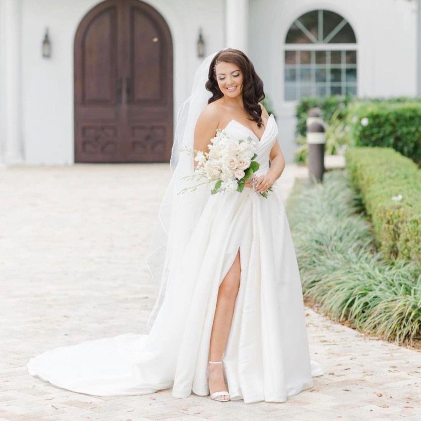 You can never go wrong with a classic bridal look. Congratulations Kelsey! 

Gown: AUDREY
#gavinchristiansonbridal #realGCBRIDE #NCbride #ncweddings