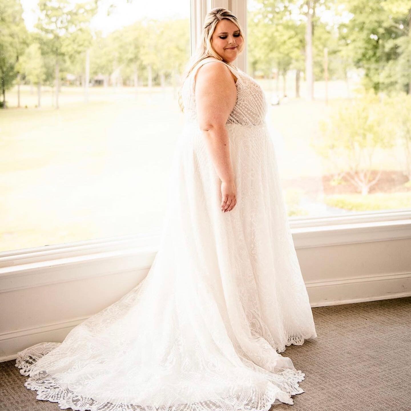 Congratulations Katie on your classic wedding day look with a twist. The lace pattern on her dress was fun and unique. We were so happy to help you achieve your wedding day look, done your way 😉

Bride: @thekatieway1 
Dress: SEYCHELLES BY @gavinchri