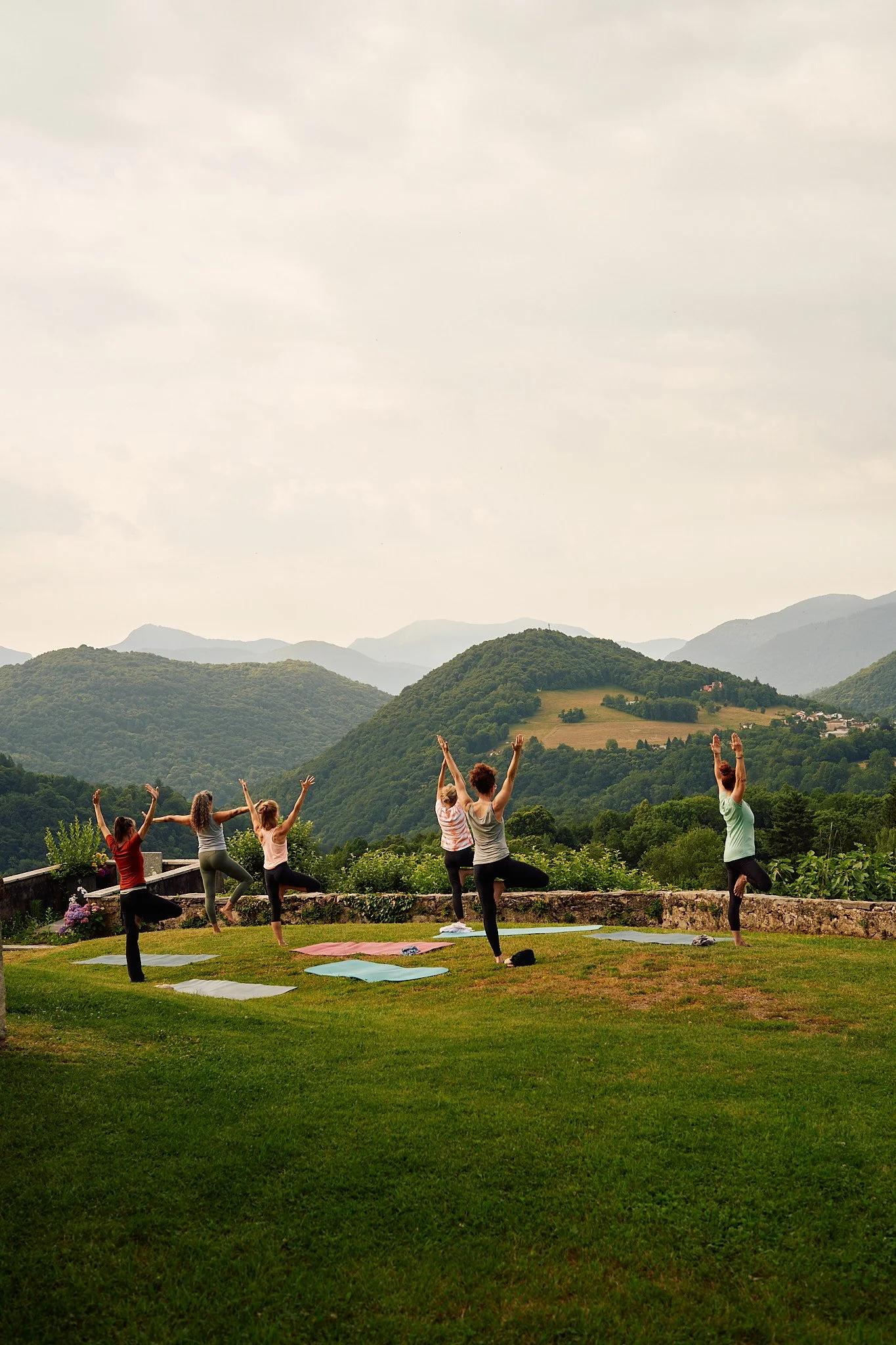 Outdoor Yoga mit Panorama bei der Kirche