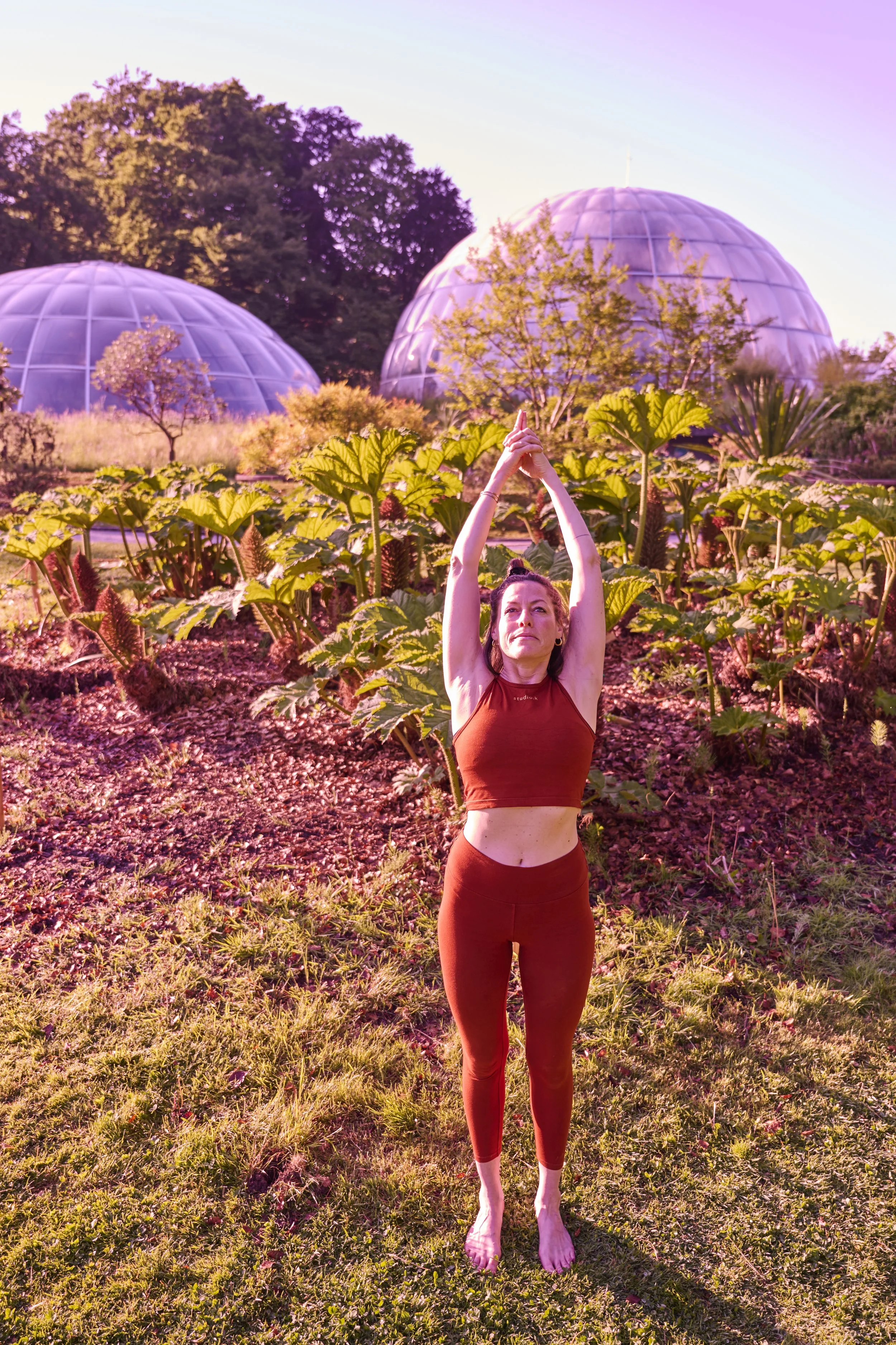 Yoga mitten in der Natur