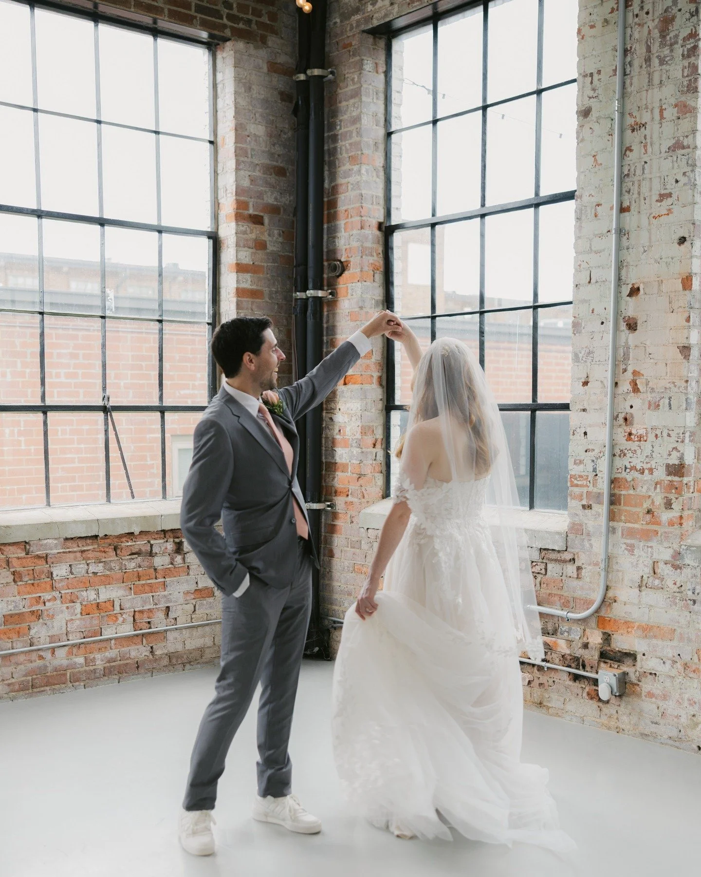 oh my do we have a lot to catch up on over here! i am so excited to share allll of the fun over the last few months and a perfect place to start is this gorgeous day second shooting for @emmabluephotography! 
First looks are one of my favorite parts 