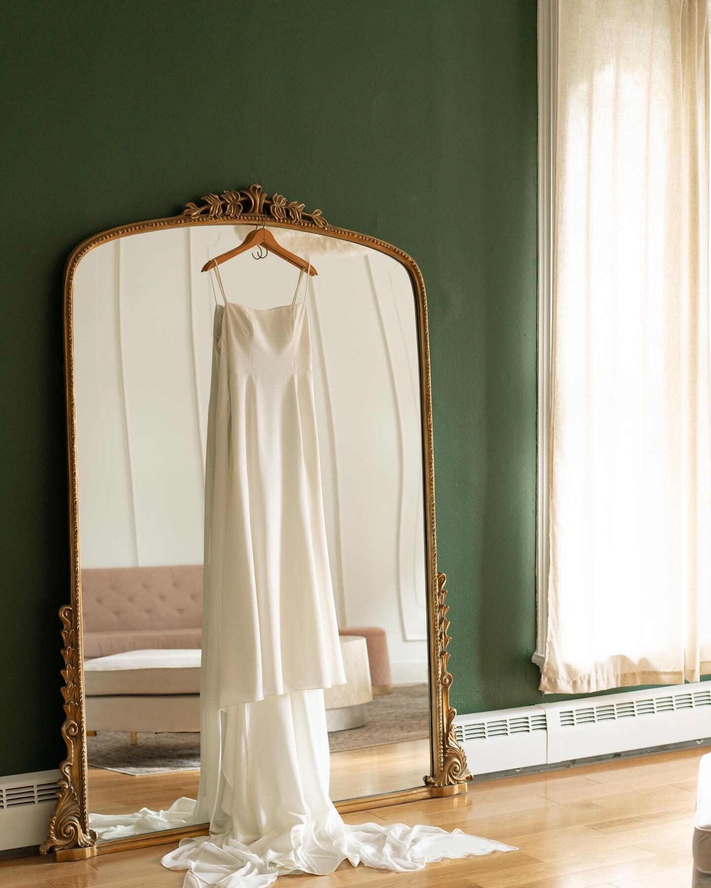 Get ready for your big day in front of the giant ornate mirror located on the second floor of The Fitzgerald. With all of the natural lighting and plenty of space to move around, you&rsquo;re sure to be flawless when you say your &ldquo;I do&rsquo;s&