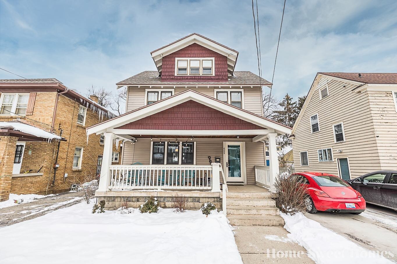 Home Sweet Homes is thrilled to present this charming casa! 💚💙🏡

*4bdrm/2 1/2ba
*Updated Kitchen 
*Original Hardwood Floors
*Finished attic w/ full bath

Call or text w/any questions. 

Karla Amaya-Leone
Edison Brokers + Co
616-422-5350