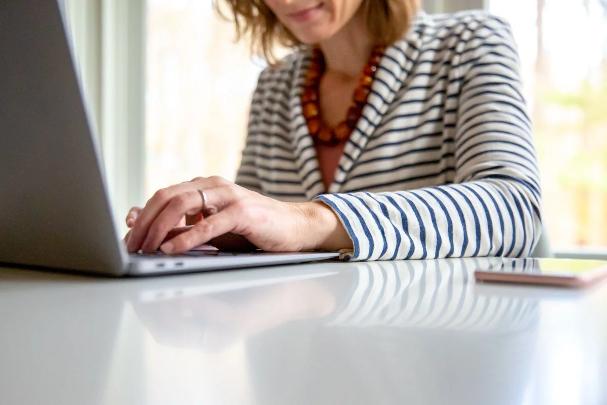 Founder of Little Dipper Sleep at her laptop teaching a training program to a group of doulas and therapists