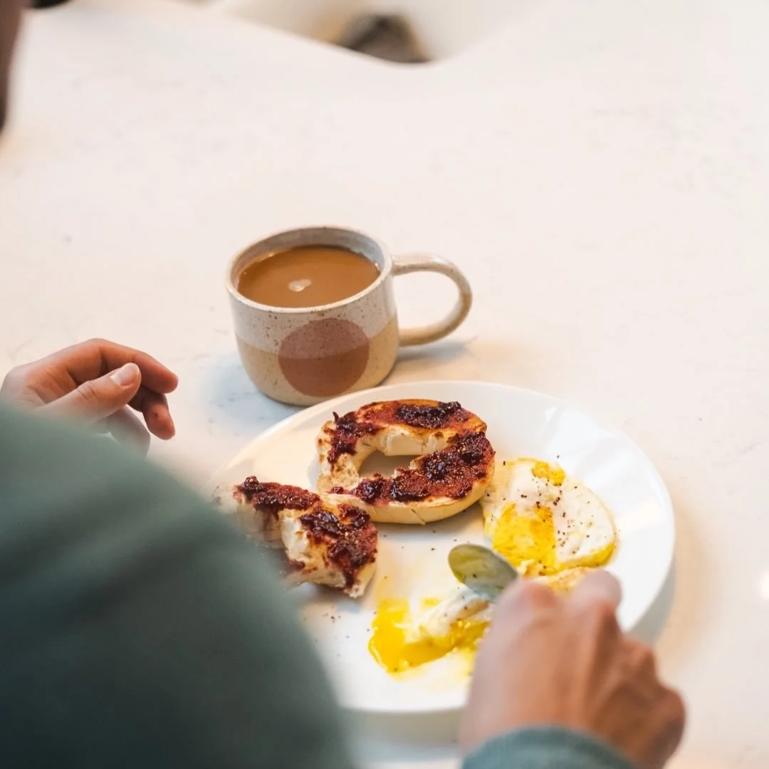 Mornings at the cabin are our favorite 🍳 🍊 ☕️ 

📷 @melodicsorbet
