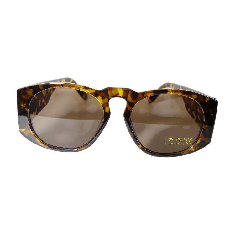 Tortoiseshell sunglasses with dark lenses on a white background.