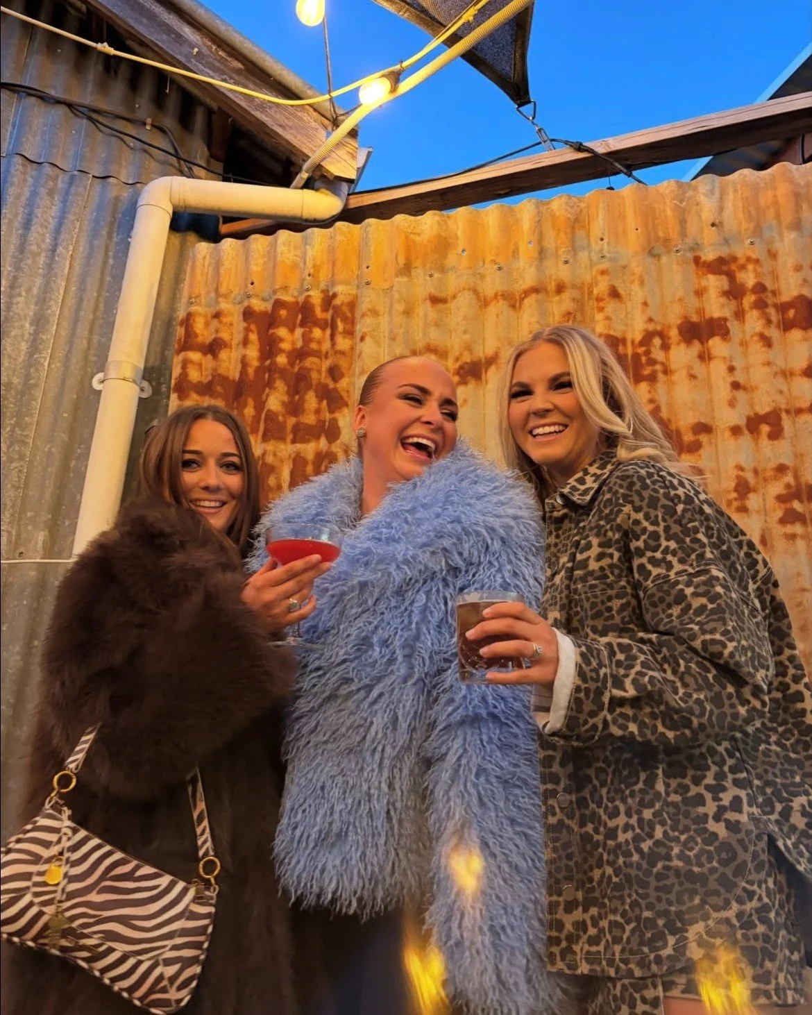 When the work week wind down looks like this 👏 Here&rsquo;s to another weekend of good company, craft beers &amp; big plates of flavourful food 🙌
 
📷 @renae.dyer + @elishamerrick