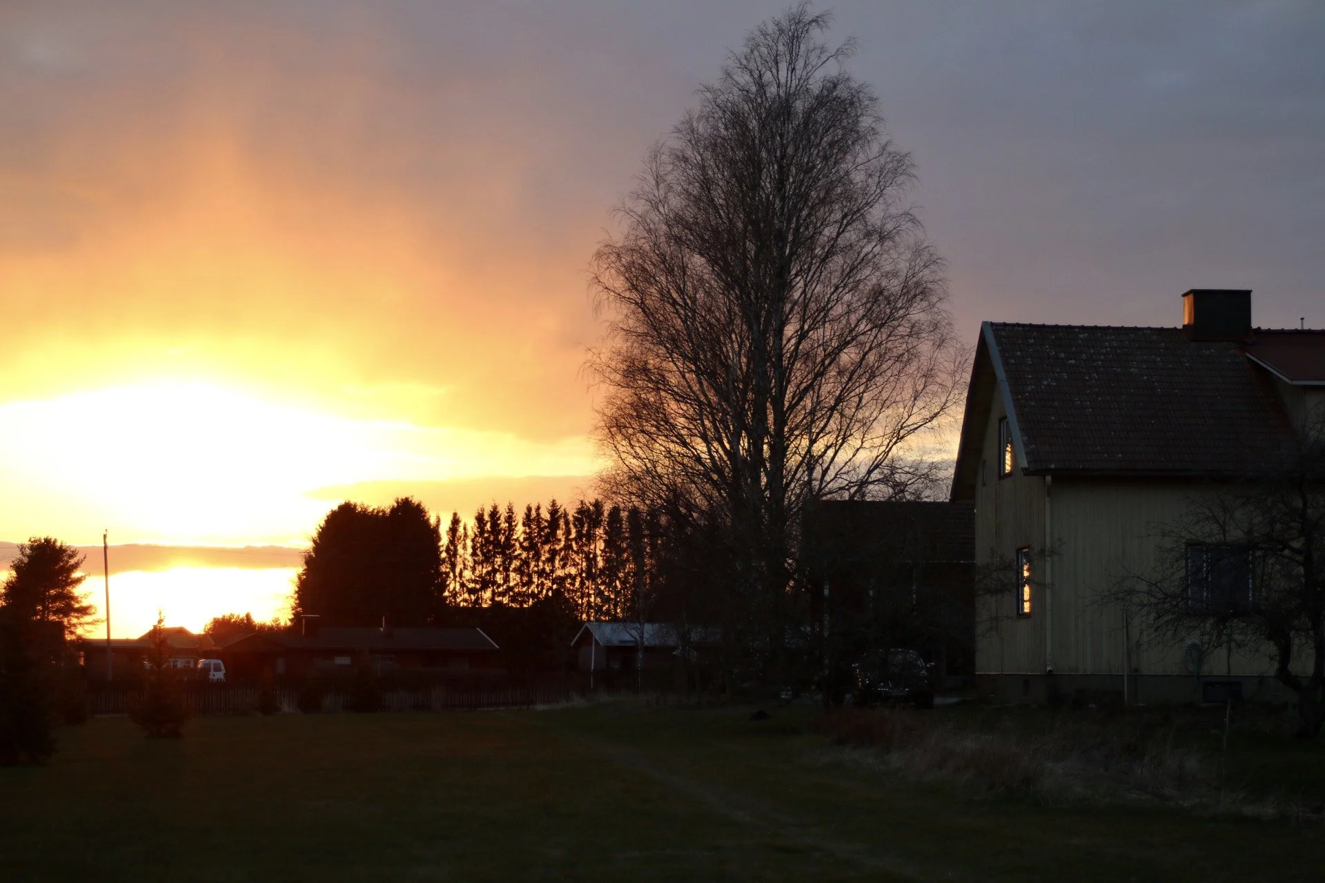 Pappila auringonlaskussa.jpg