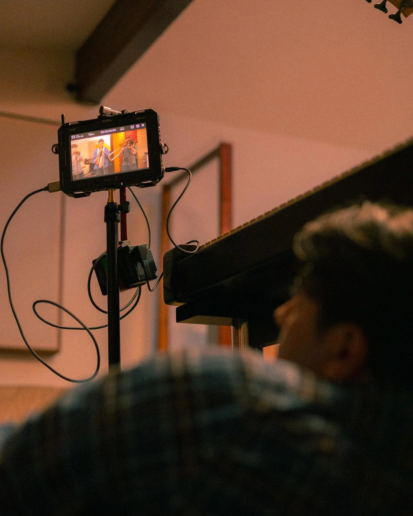 Some rare BTS during a shoot with @jimigetyourfunkon / @amberlights_functionband 
This next session is actually mad- keep an eye out!👀👀
-
@fiannmacleod going handheld for some crazy moves.
Me, doing the usual. 
&amp; these lovely action pics by @st