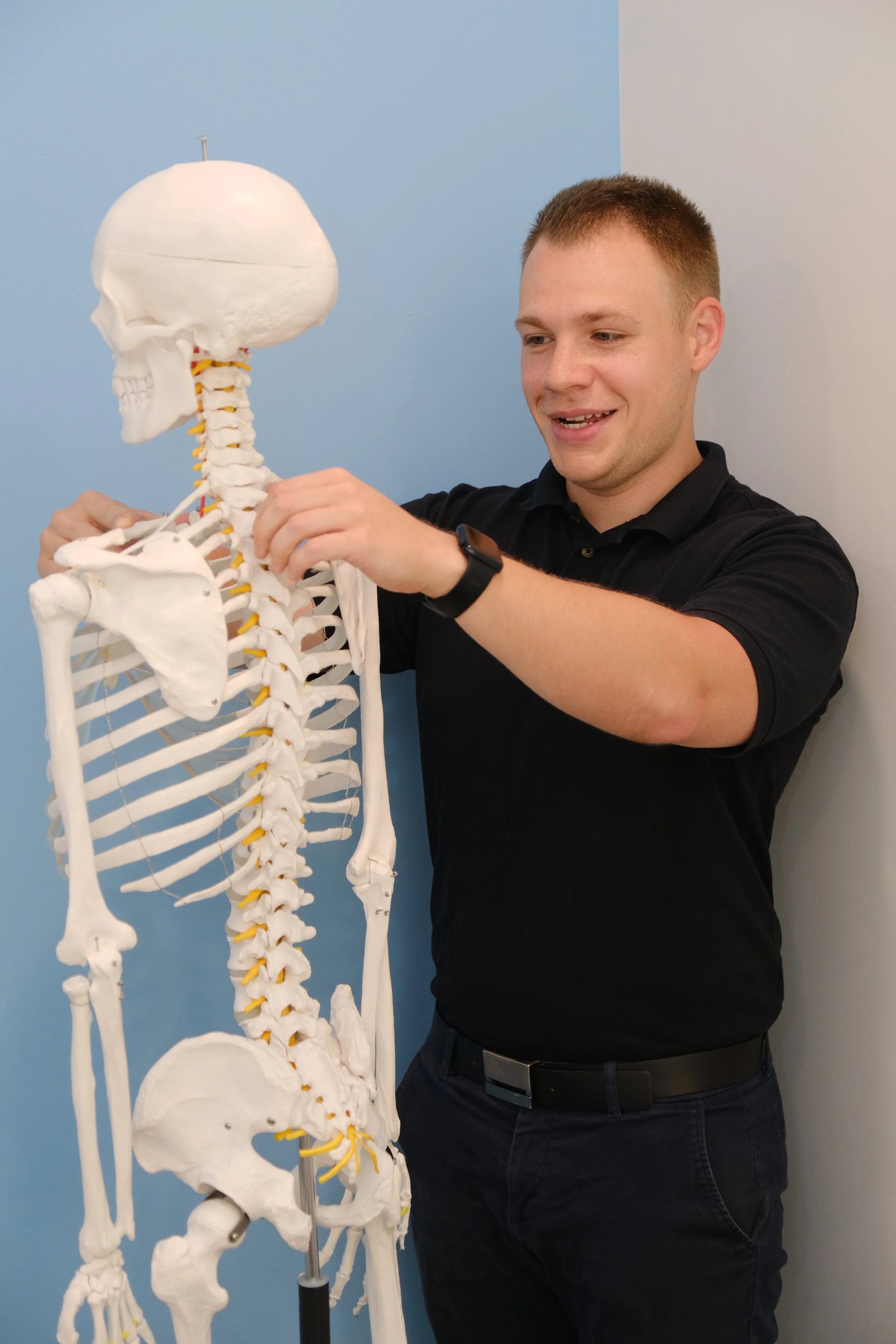 patient with neck pain seeing osteopath at manual motion