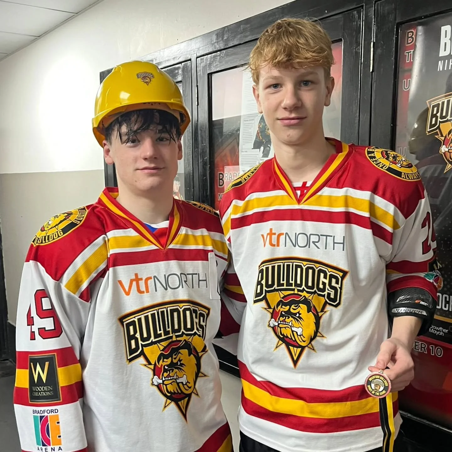 𝗝𝗨𝗡𝗜𝗢𝗥 𝗥𝗘𝗩𝗜𝗘𝗪! 

Three Bulldogs teams were in action at the weekend - on home ice the U-16s and U-19s took on Kingston IHClub and @leedsjrknights B, while the U-10s hit the road heading to Altrincham! 

On Saturday, the U-16s hosted Kings