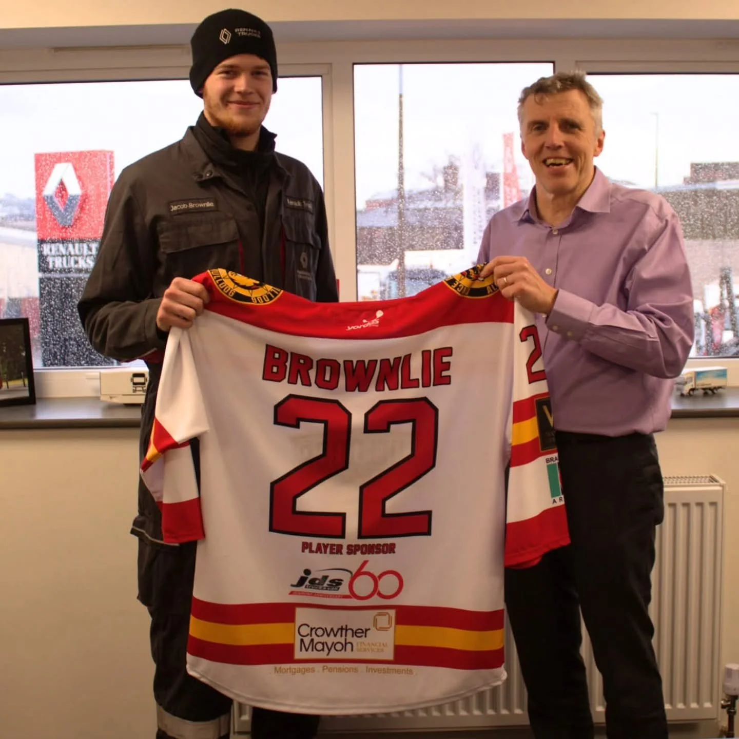 Great to see Bulldogs&rsquo; D-man 𝗝𝗮𝗰𝗼𝗯 𝗕𝗿𝗼𝘄𝗻𝗹𝗶𝗲 receiving extra backing this season - with his employers @jdstruckandvan coming on board as the sponsor for his home jersey. 

Jacob has been with JDS for 18 months or so now, developing 