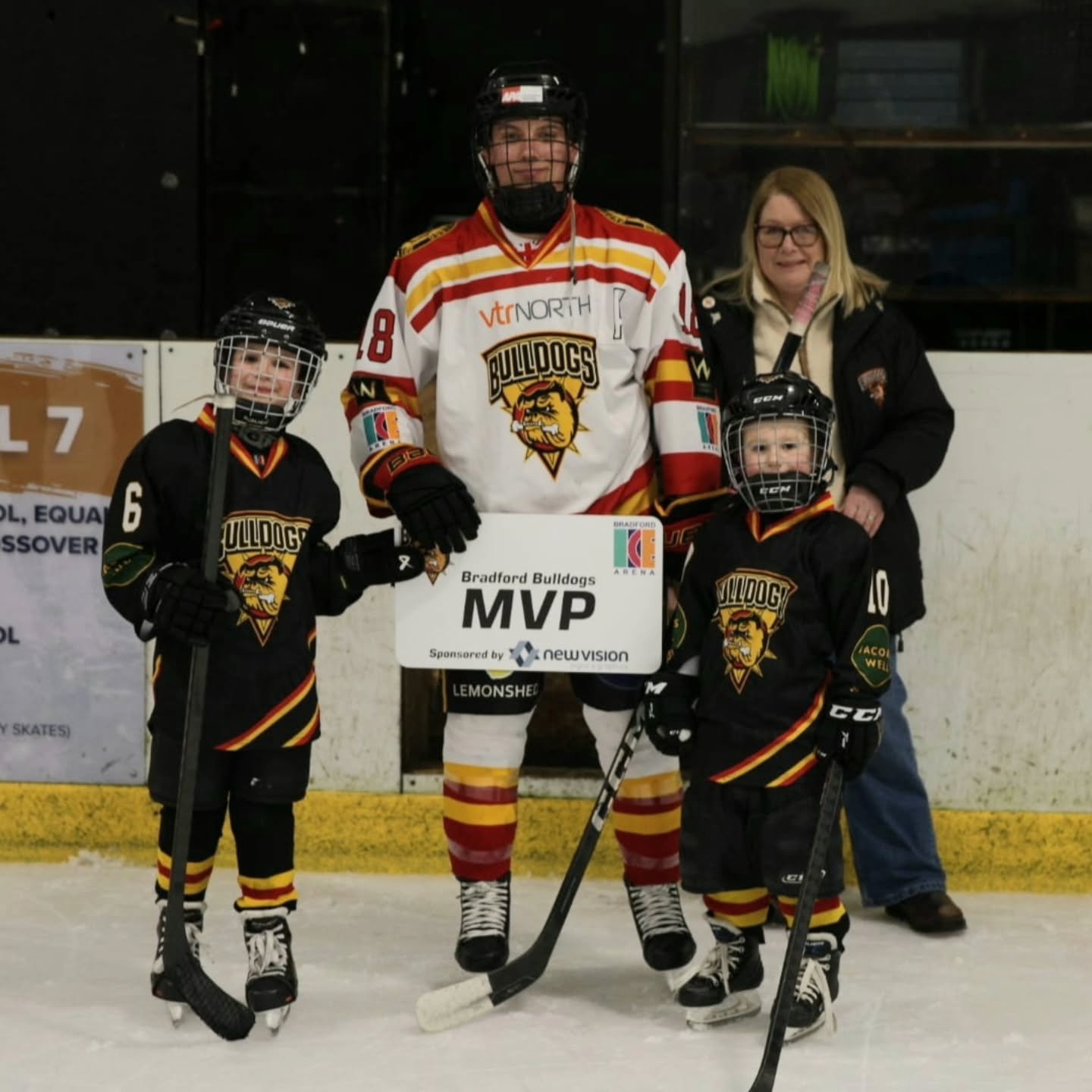 A HUGE Bulldogs THANK YOU to our gameday mascots - Oscar and Freddie Stockton -  for their help in presenting the MVP awards - sponsored by New Vision Signs and Graphics Ltd - after our game against @kingstonsharks_nihl2 on Sunday ! 👏👏 

Top work b