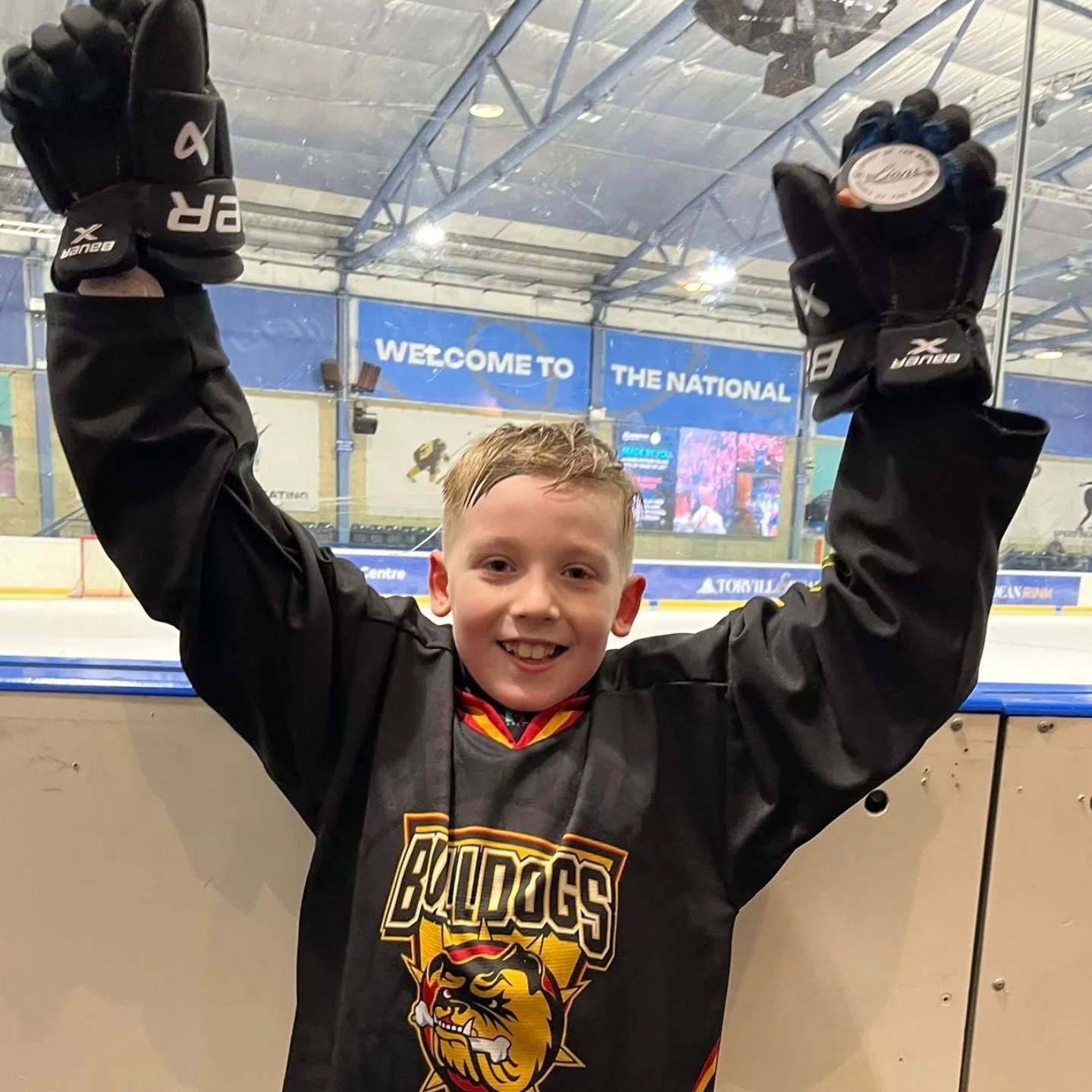 𝗝𝗨𝗡𝗜𝗢𝗥 𝗥𝗘𝗩𝗜𝗘𝗪!! 

Bulldogs 𝗨𝗻𝗱𝗲𝗿-𝟭𝟬𝘀 had another great day out at their latest X-ice jamboree - this time heading down the M1 to take on hosts Nottingham, as well as their other regular opponents, Sheffield and Manchester. 

Out o