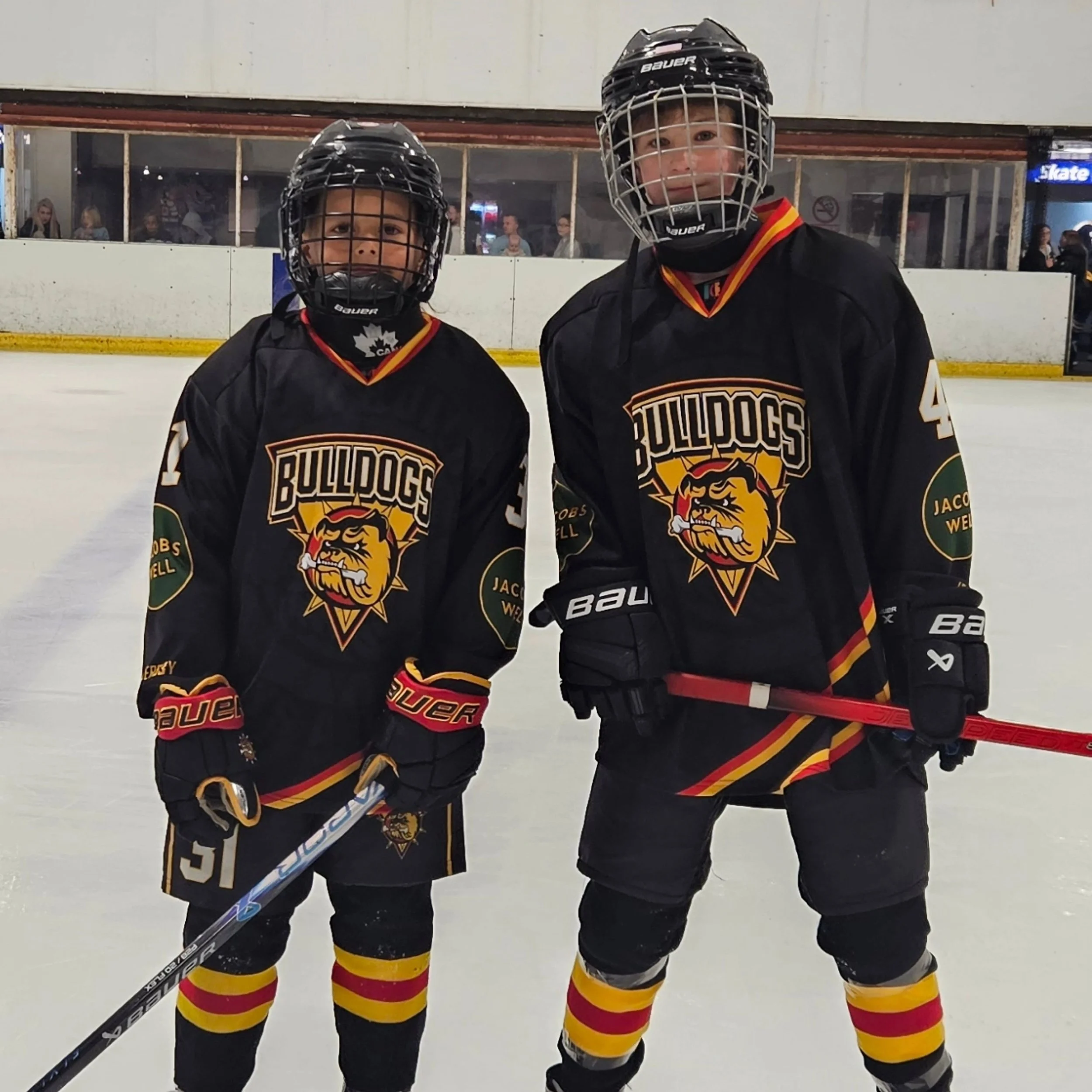 How great were these guys yesterday at the @bradford_ice_arena Bulldogs' Charity Game for @bloodcancer_uk ?! 

A big, big, big stick tap for young Bulldogs Arnie Evans and Ben Turton!

Mascots, Chuck-a-Puck 'targets' and gatherers and .... they even 