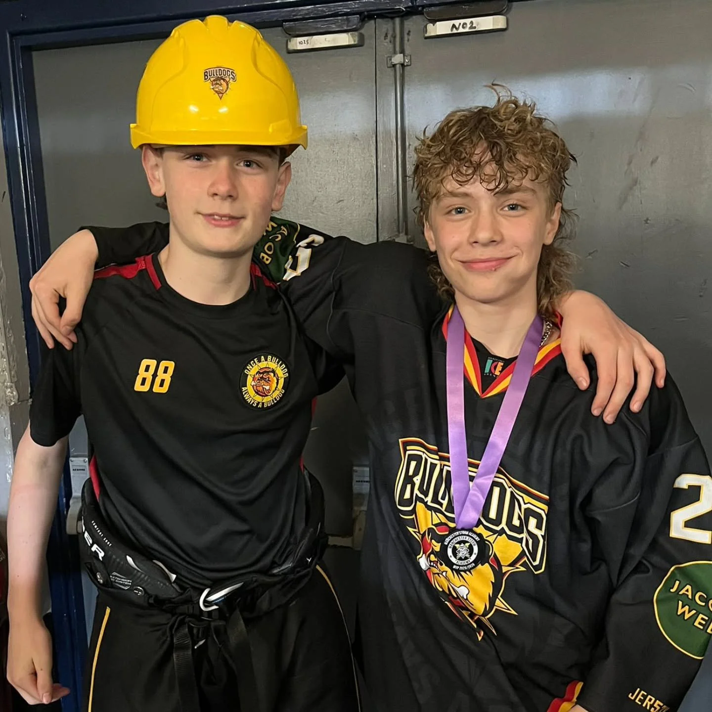 𝗝𝗨𝗡𝗜𝗢𝗥 𝗥𝗘𝗩𝗜𝗘𝗪! 

Bulldogs Under-14s brought the curtain down on their 2025-26 Division One North campaign when they headed west to take on @hockeymsa in a Roses showdown. 

After an even opening, Manchester took control with three goals i