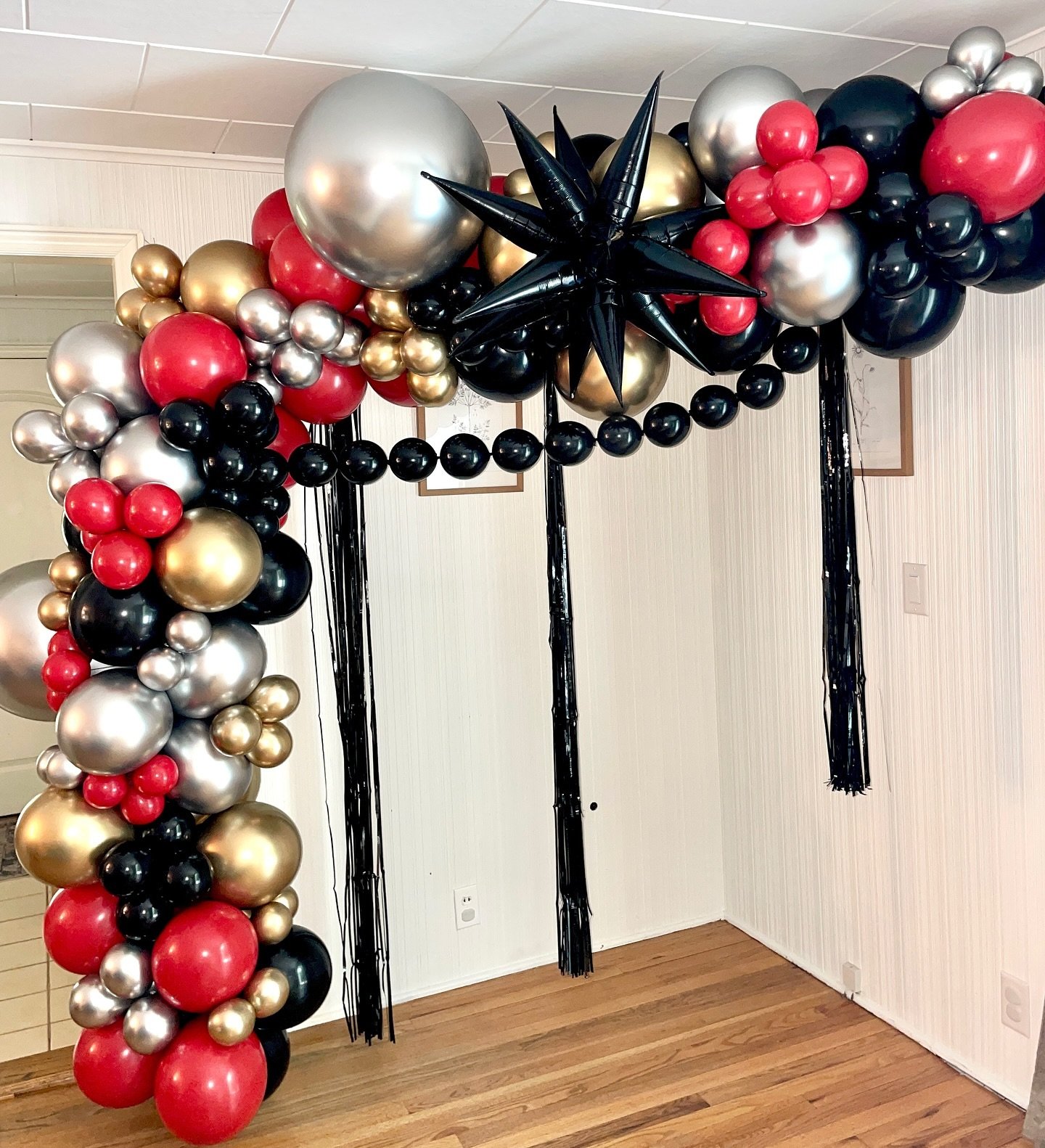 Not sure how to make a balloon arch? Don&rsquo;t worry, we got you! We&rsquo;re here to make your special event pop - DM us for more info on custom balloon garlands 

#balloonarch #traversecity #partydecorator