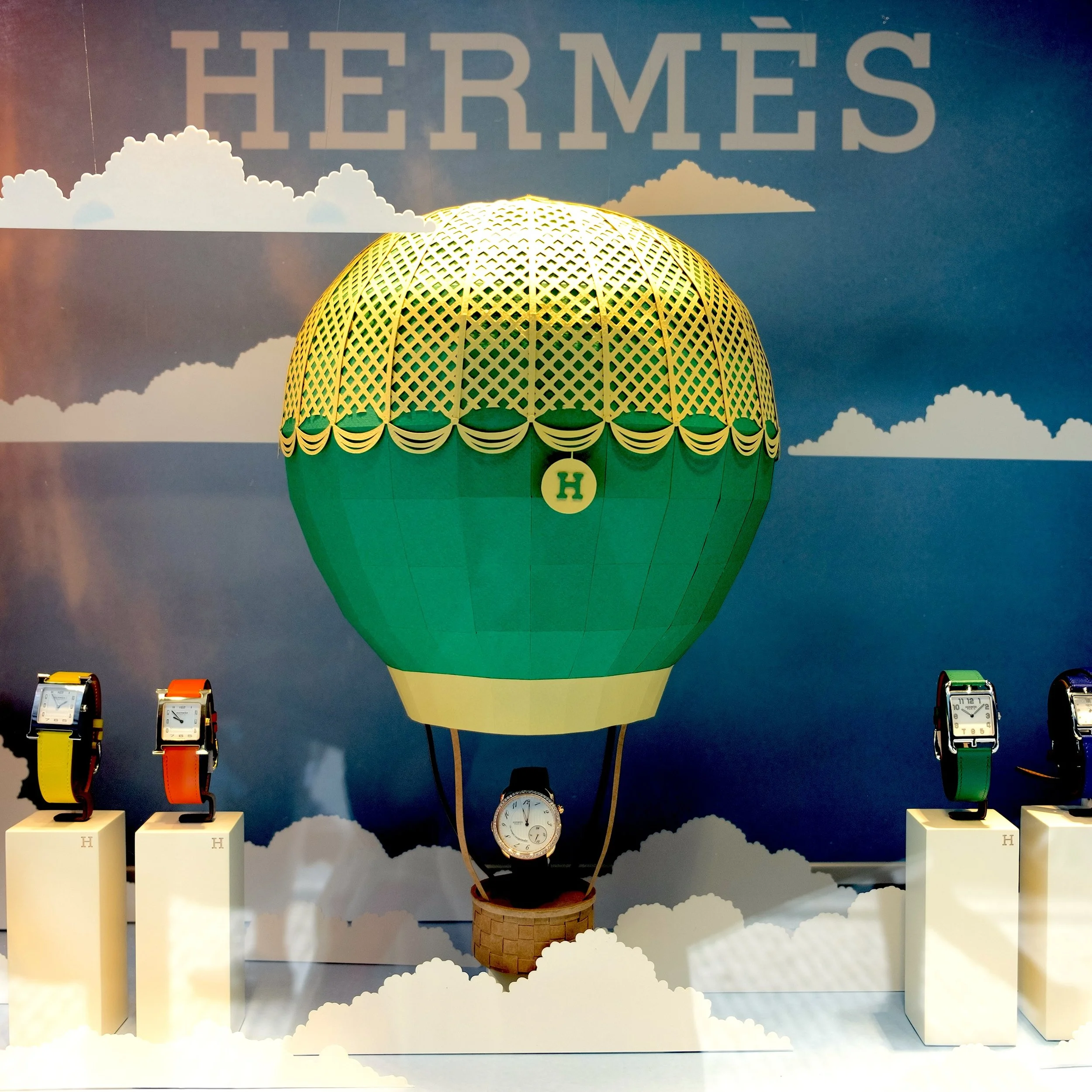 Oupas! Design
Oupas! is a Porto-based design studio specialising in paper craft. After more than 10 years of experience designing and producing shop window displays, set design, and large-scale events, the studio asked us to help create an