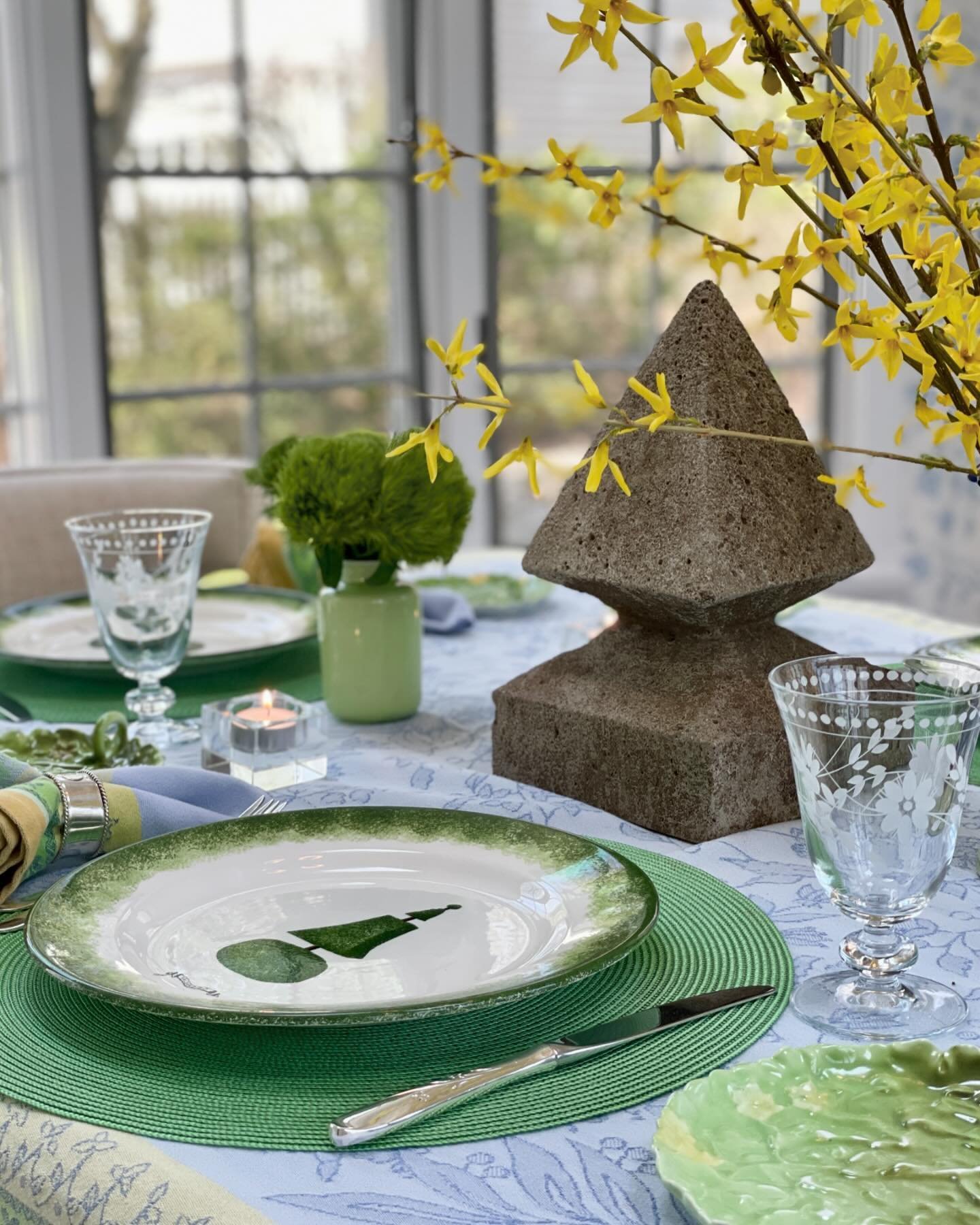 Delighted to be adding garden inspired tableware to our collection, starting with this set of eight Este Ceramiche dinner plates - each with a unique hand painted  topiary - celebrating the extraordinary gardens of  Valsanzibio near Venice 🌳✨

Pls D