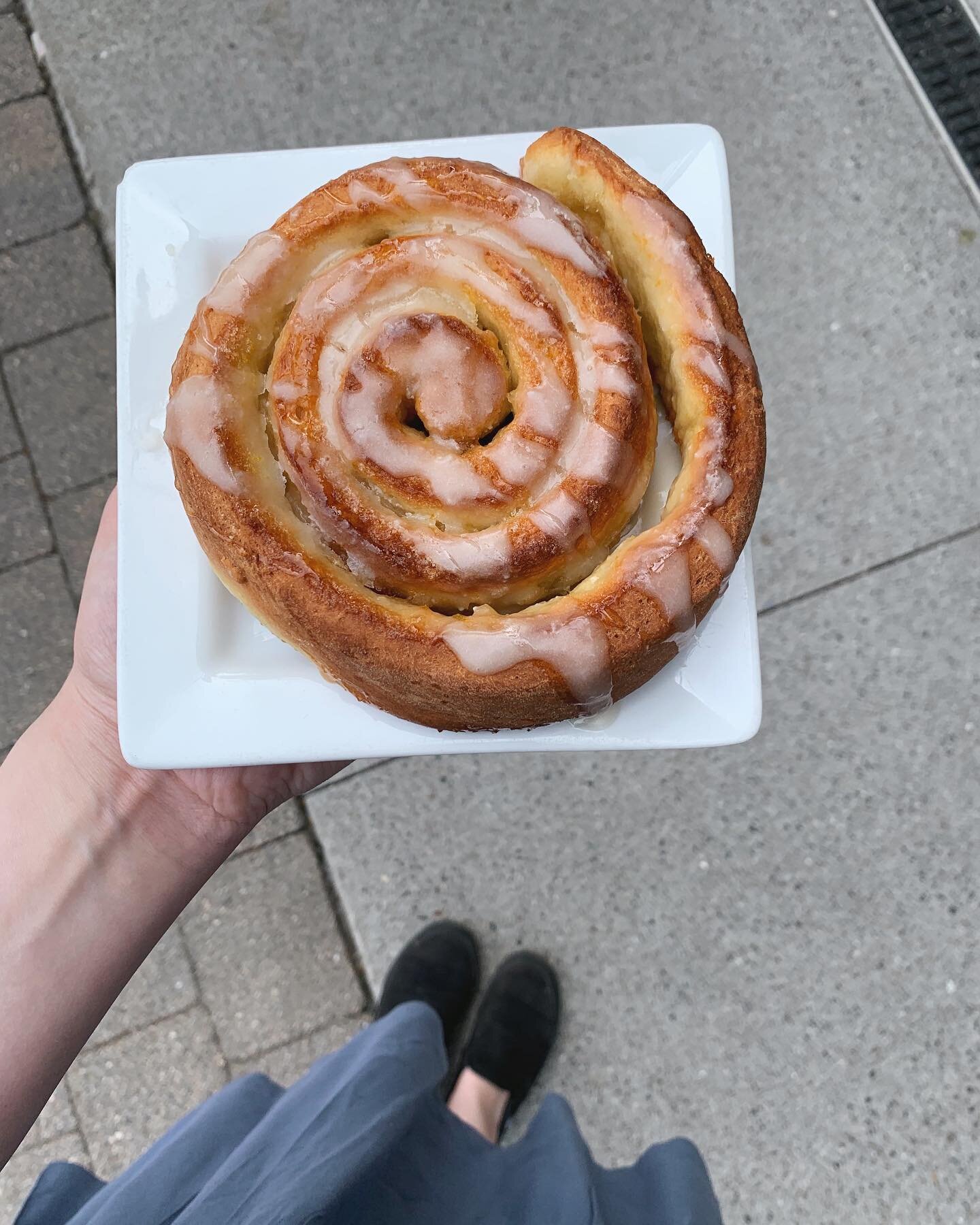 Weekend special! Orange buns with cream cheese glaze 😛 pairs perfectly with an iced grapefruit tea by @karlasspecialteas 

LONG WEEKEND HOURS:
Sat | 9-5
Sun | 12-4
Mon | closed