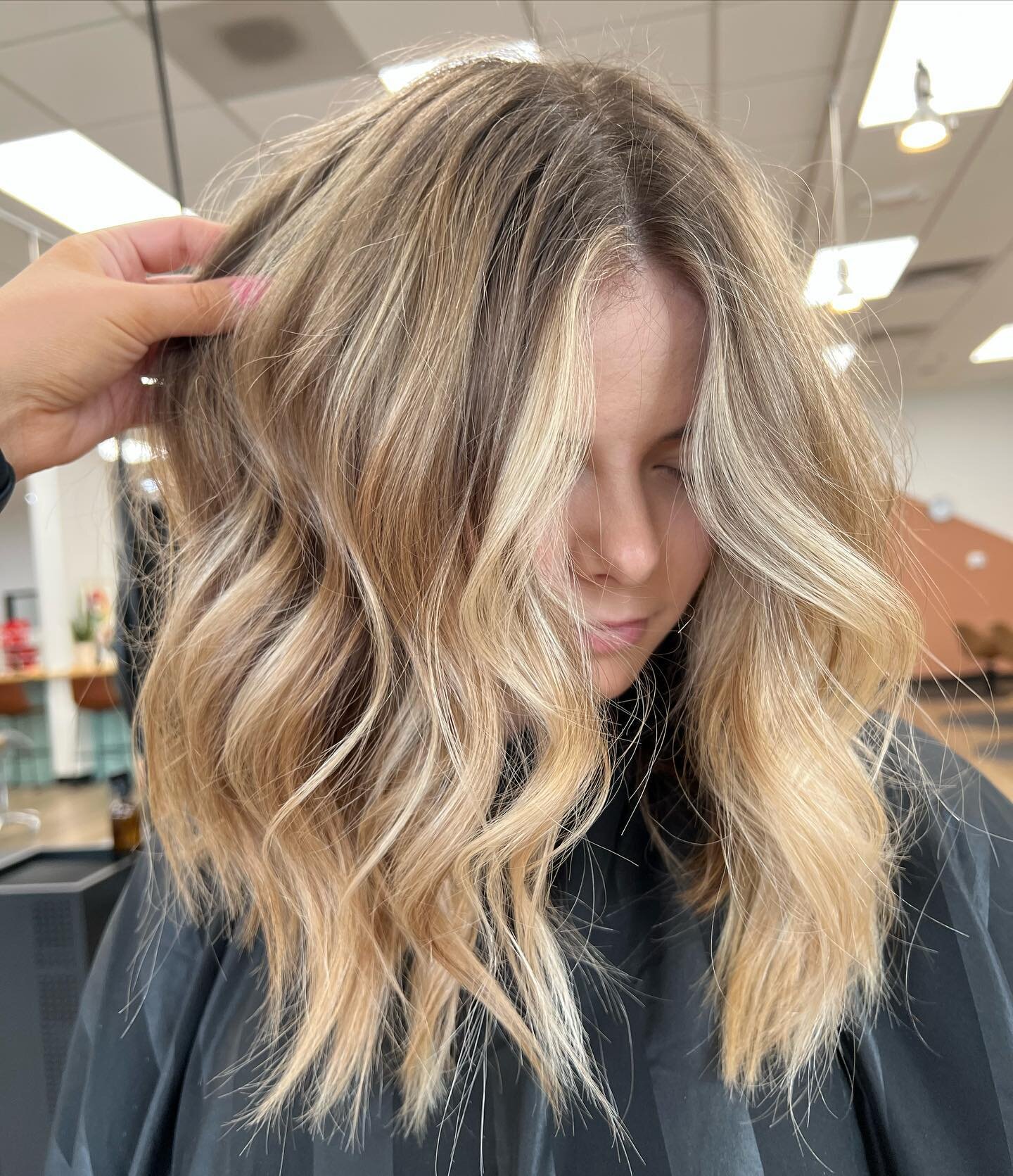 i will forever be obsessed with lived in blondes😍🤤

on tiffany i did a bold yet still subtle face frame and focused a lot on her ends since she hadn&rsquo;t had her hair done in ever 5 months!

we got her looking good as new with her being a new ma