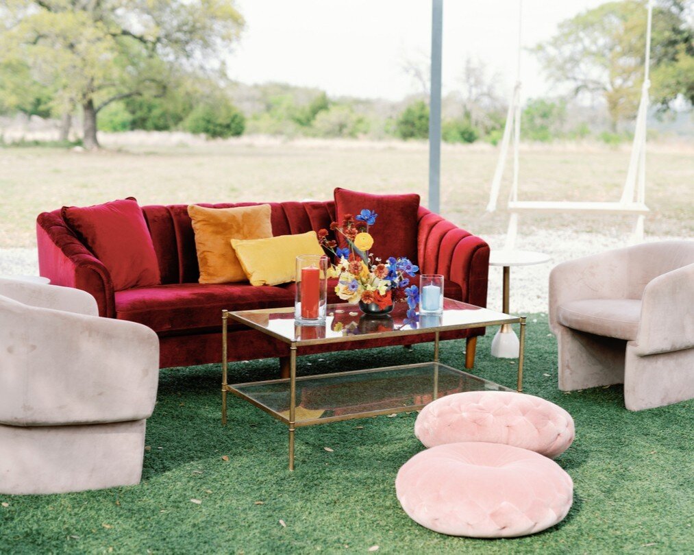 Lounge furniture is both functional and aesthetically pleasing! Our couples love to add lounge furniture on the lawn or under the pavilion for extra seating and a fun design touch! ​​​​​​​​
​​​​​​​​
Photography: @featherandtwine​​​​​​​​
Planning: @bi