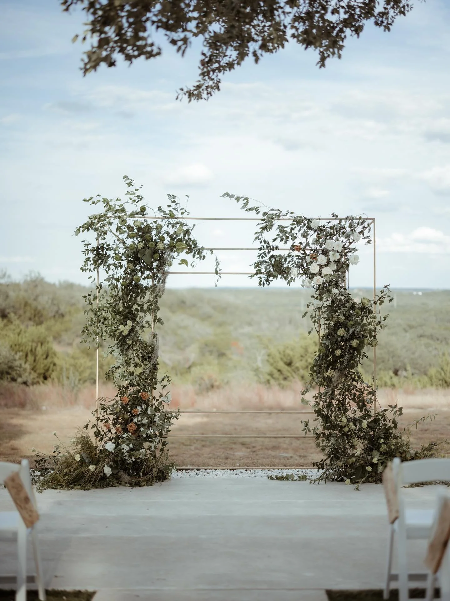 the florals of our DREAMS ☁️🌙🫶🏼

Vendor Team: 
@thespottedpoppy_floral 
@solasta.media 
@westmonroeevents_ 
@mandolasitalian 
@peakbev 
@atxdjaaron 
@blushnbangs 
@atxclassiccars
