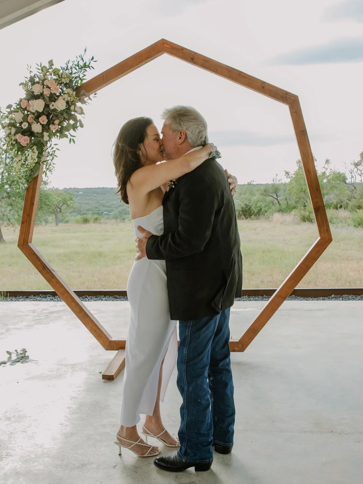 Judi &amp; Joe <3 
Elope at Mae&rsquo;s Ridge! You won&rsquo;t regret it 💞 

Planner: @joyful_elopements 
Photographer: @hillscreativecotx