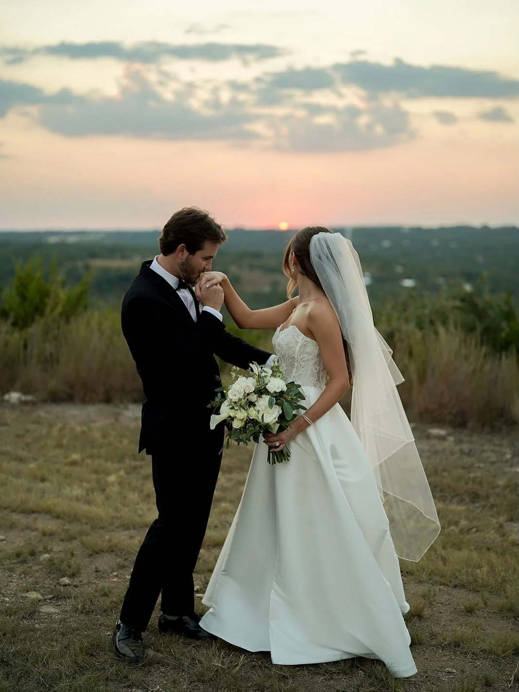 blessing your feed with some ~romance~ before wedding season kicks into high gear next week &hearts;️

Photographer: @coteandcamera
Wedding Coordinator: @whitepalmeventco
Ceremony Florals: @flowerscapes.rentals
Personal Florals: @duchess_garden_flora