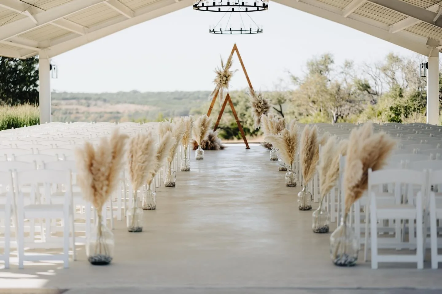 Moments from ✨The Gray&rsquo;s✨ wedding day that make perfect sense

-pompous grass for dayssss
-branded cowhide 
-a HAT BAR. ur kidding me ????
-the most beautiful bride
-a stuffed version of their (alive!) dog that they bring around everywhere
-gam