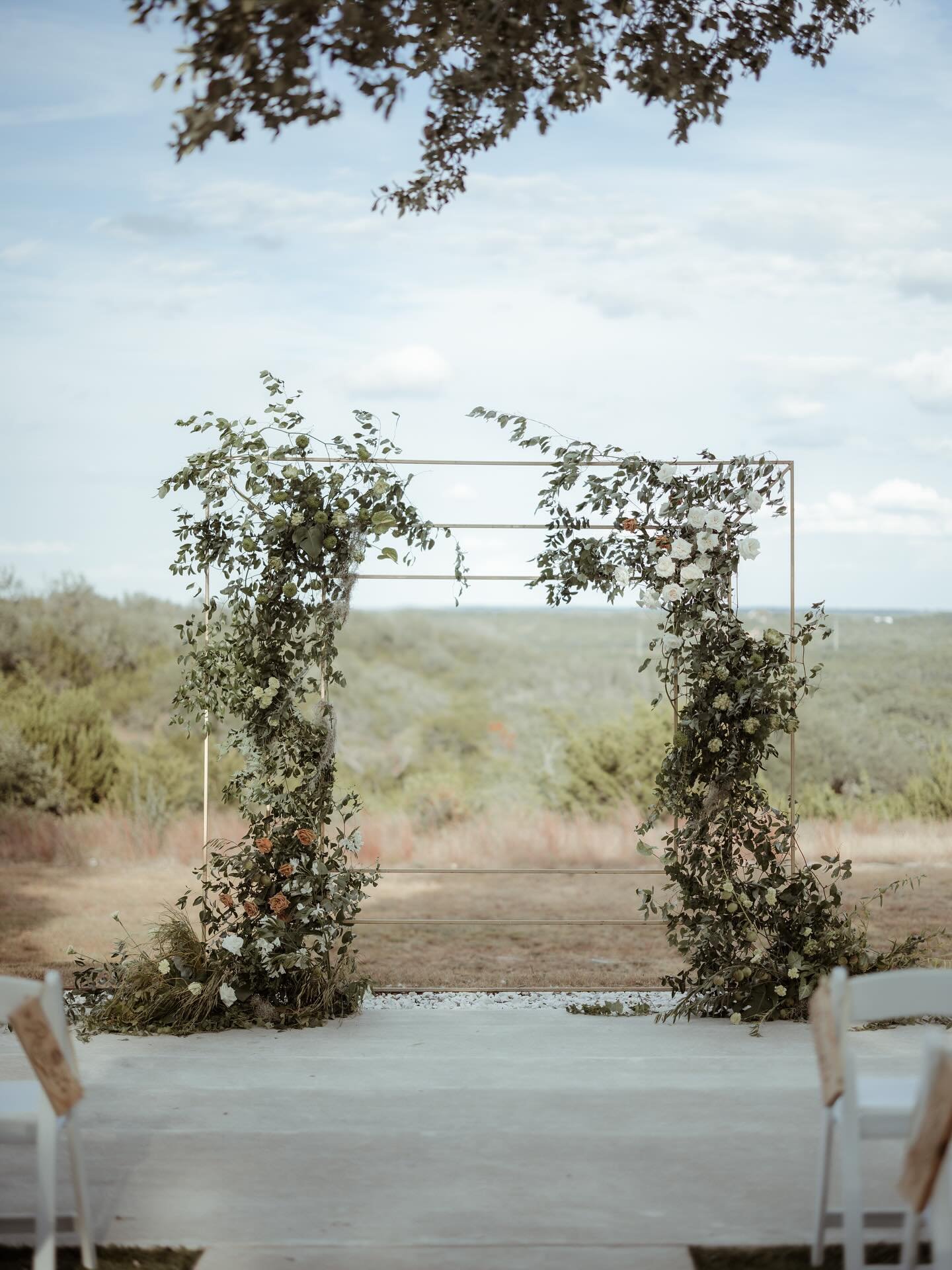 the florals of our DREAMS ☁️🌙🫶🏼

Vendor Team: 
@thespottedpoppy_floral 
@solasta.media 
@westmonroeevents_ 
@mandolasitalian 
@peakbev 
@atxdjaaron 
@blushnbangs 
@atxclassiccars