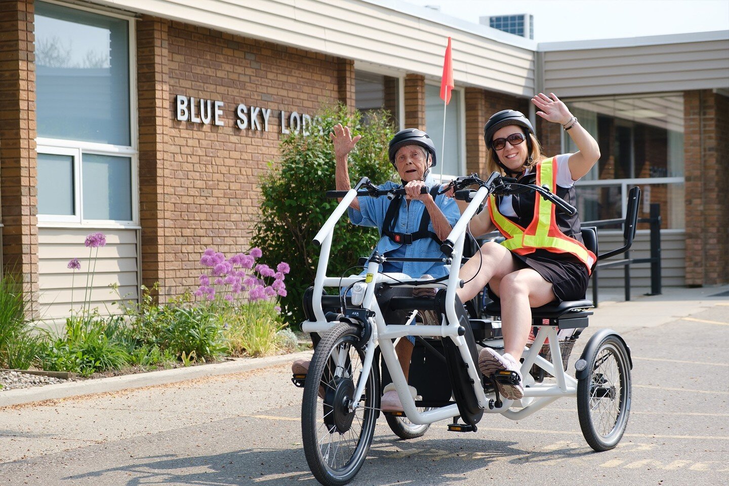 Blue Sky Lodge was the last stop for our e-bike launch! 🚲🌷

This bike was partially funded by the Community Foundation of Lethbridge and Southwestern Alberta. Executive Director of the Community Foundation, Charleen Davidson, brought cookies for a 