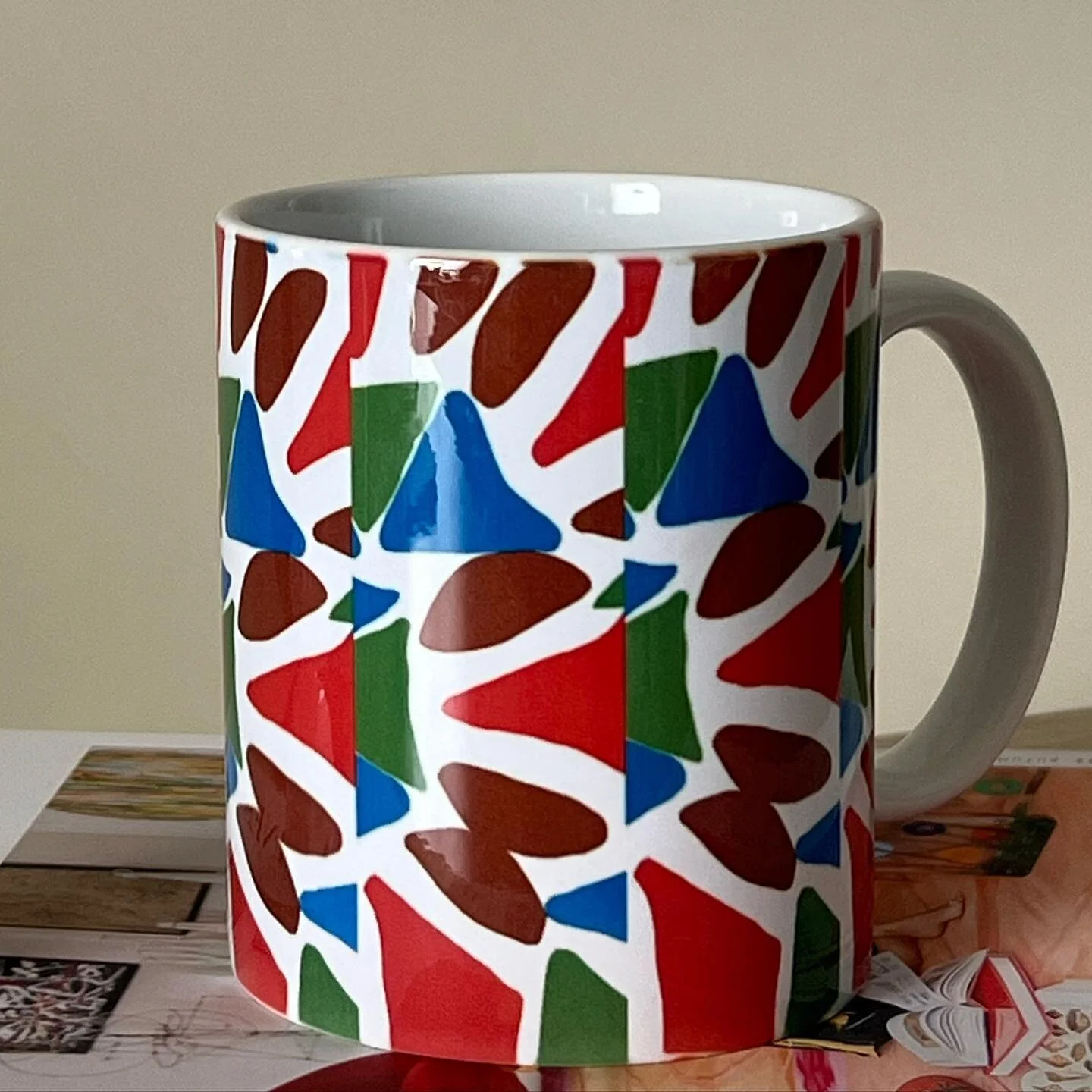 Tasse color&eacute;e et contemporaine sur notre site. Ajoutez de la couleur &agrave; vos petits d&eacute;jeuners et/ou go&ucirc;ter #tasse #smallbusinessowner #blrcolors #avantgardesmallbusiness #ownersmallbisnesonline #smallbusinessfrance #entrepren
