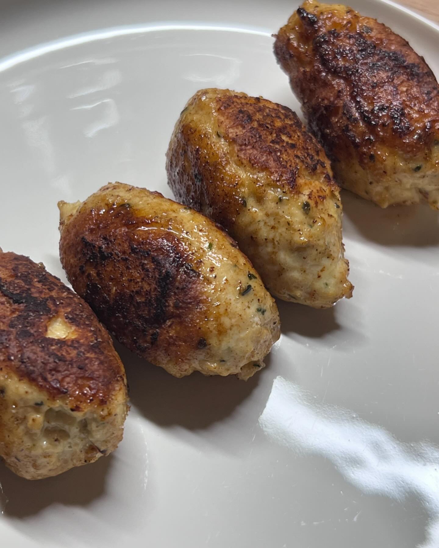 Repas express au bureau🍱💼| plaisir au bureau pour une journ&eacute;e au top 

Recette du jour :  poulet fa&ccedil;on gniocchi

Ingredients 🥧
&bull; 2 Blancs de poulet
&bull; 1 morceau de gingembre 
&bull; ail
&bull; coriandre
&bull;parmesan
&bull;