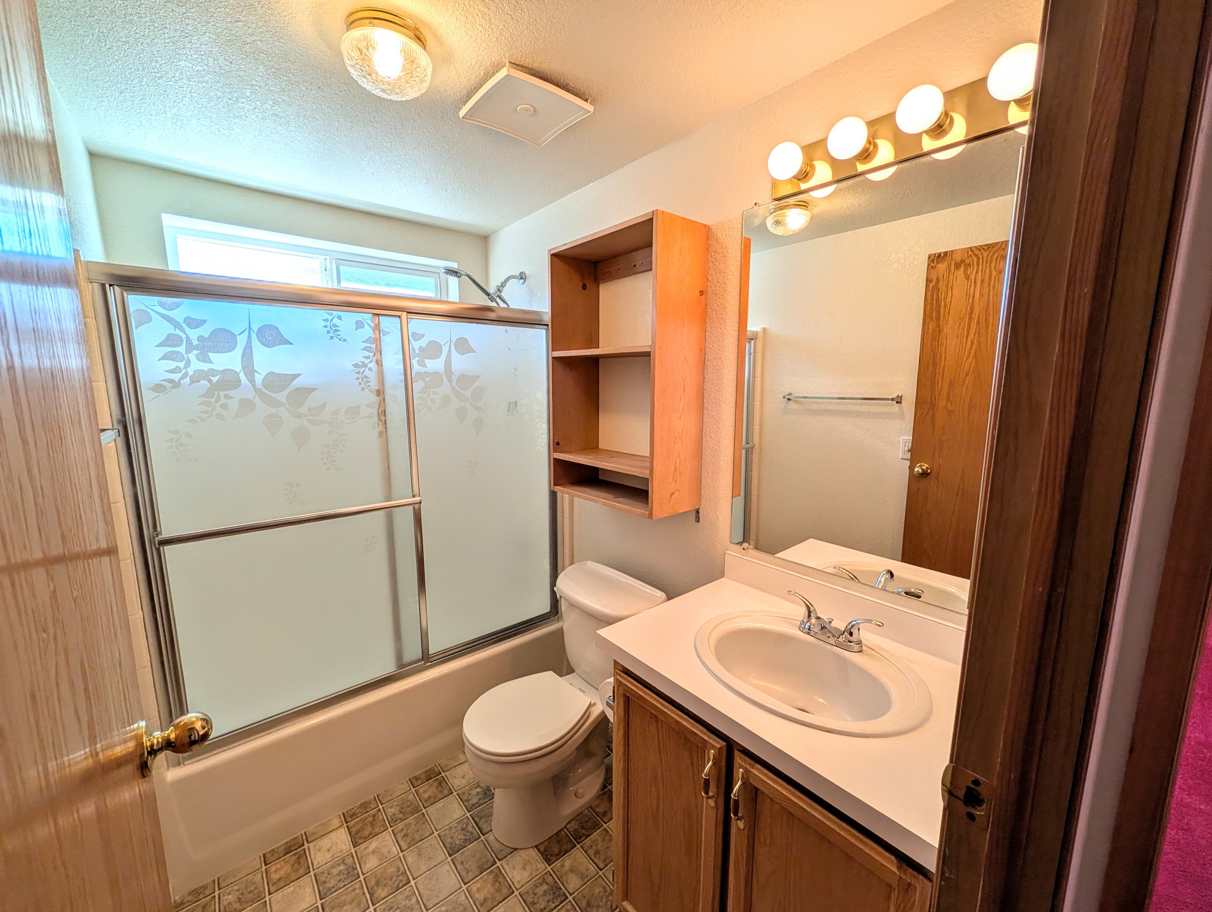 SB53_Hallbath.jpg