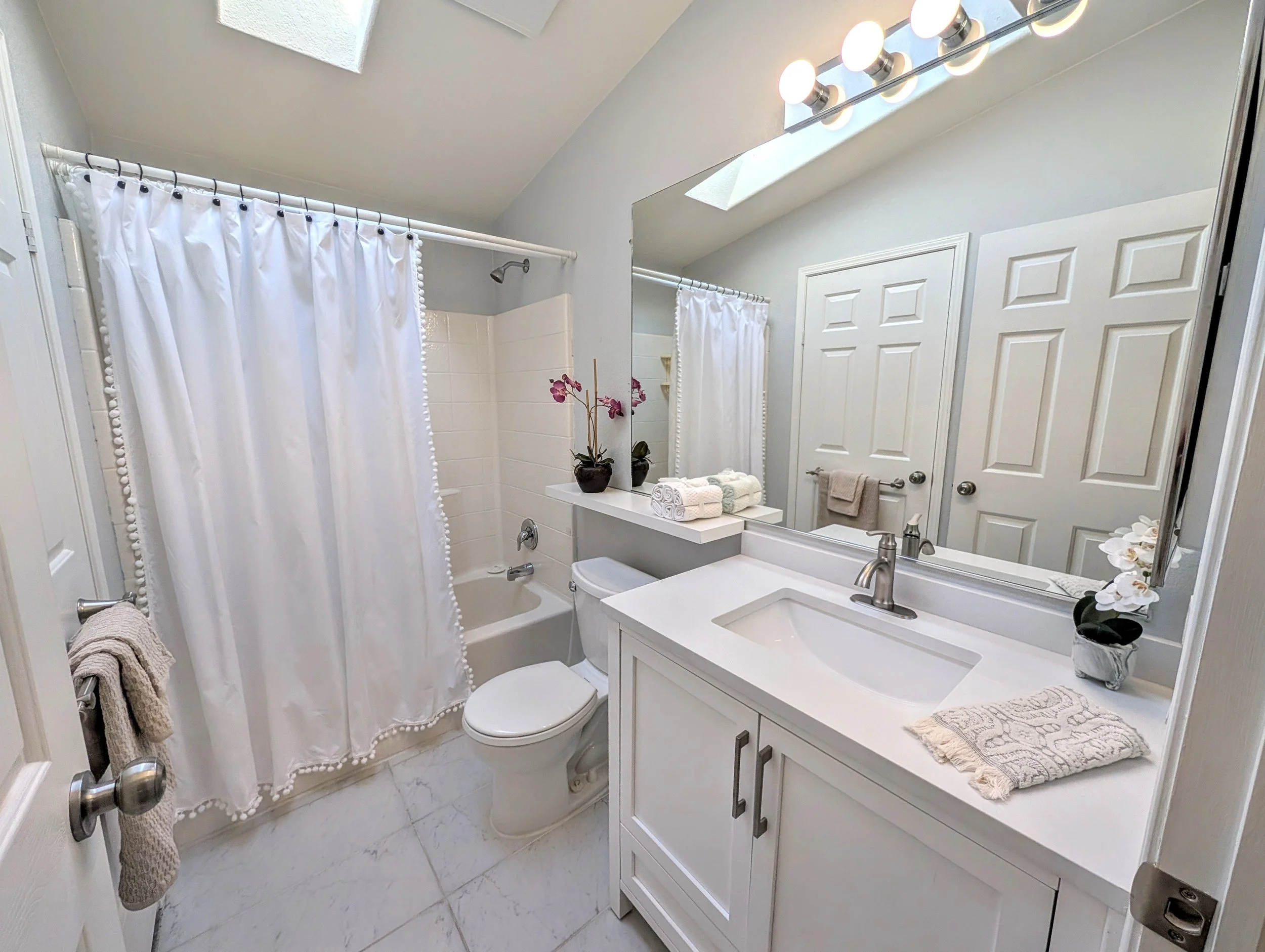 SB71_HallBath.jpg