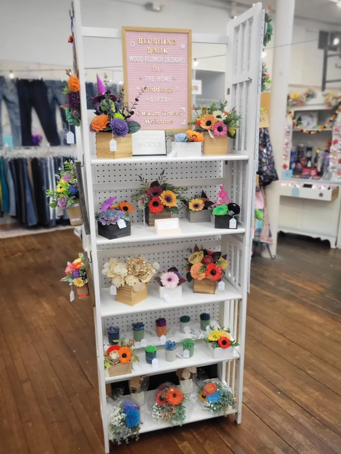 Flew into the @opaldragonflyboutique today to do a restock and refresh! You've got lots of places to see my wood flowers this weekend!

#WoodFlowers #WoodFlowerFlorist #OhioFlorist #WeddingFlorist #Weddings #OhioWeddings #Ohio #WomanOwnedBusiness #Cr