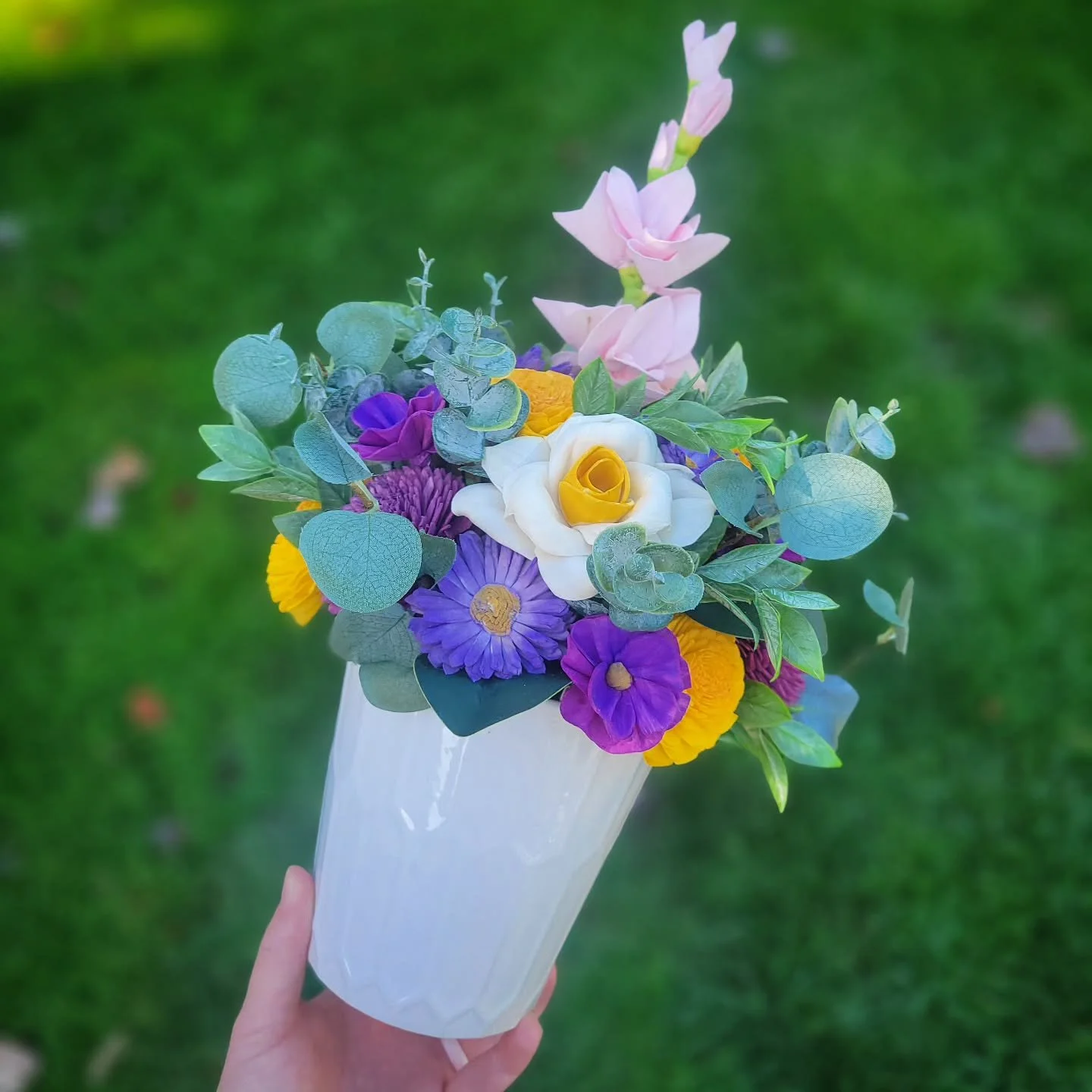 ✨️ A special custom order ✨️

The customer requested an arrangement made with flowers that represent important dates in her family's life. Gladiolus for August. Aster for September. Marigolds for October. Chrysanthemum for November. Narcissus for Dec