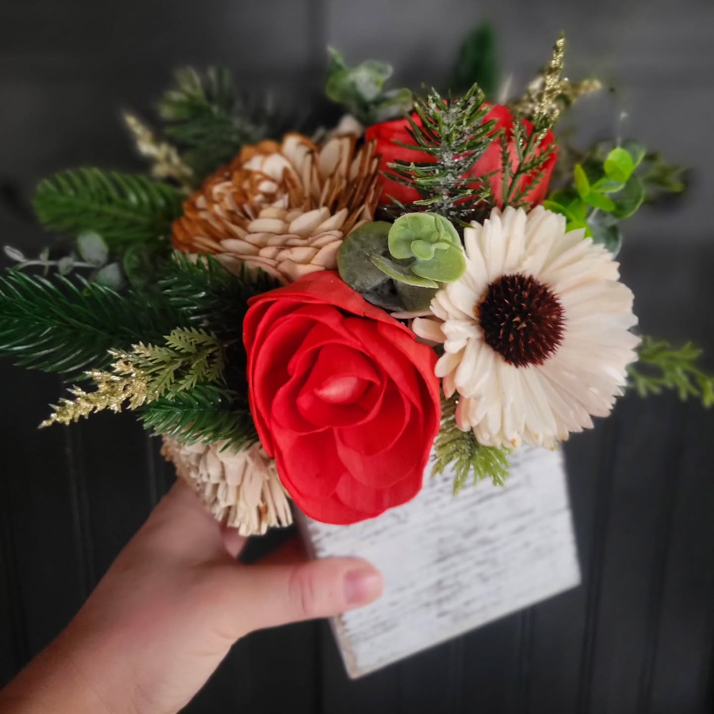 This cold, snowy day has me feeling ✨️Christmasy✨️ 

This piece is available; DM to purchase!

#WoodFlowers #WoodFlowerFlorist #OhioFlorist #WeddingFlorist #Weddings #OhioWeddings #Ohio #WomanOwnedBusiness #CraftShow #VintageMarket #ShopLocal #BuyLoc