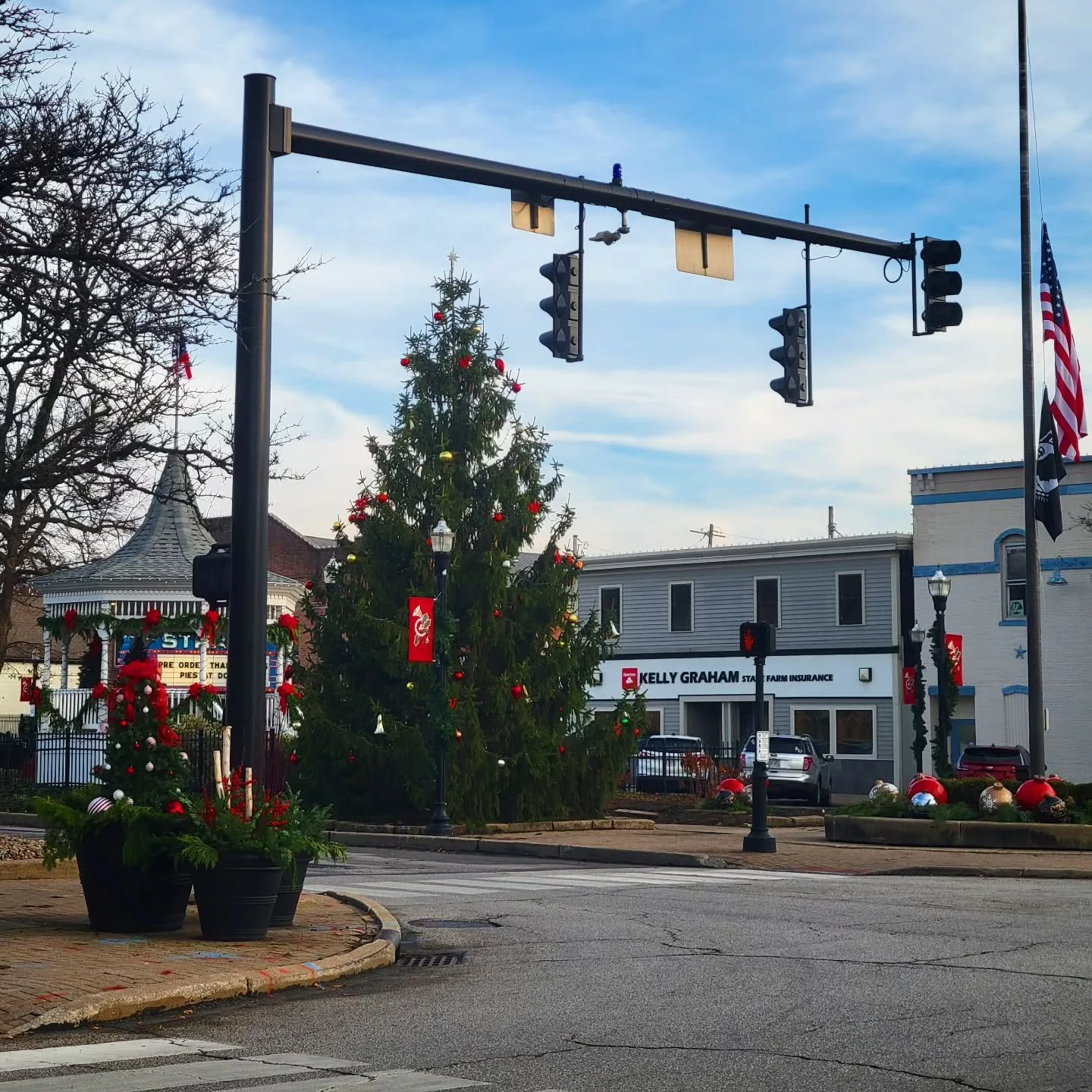 When I dropped off some new pieces at the @opaldragonflyboutique yesterday afternoon, I had to stop and take a quick picture of downtown because it truly looks like a Hallmark movie. The tree is up, the gazebo is decorated, and everything is ready to