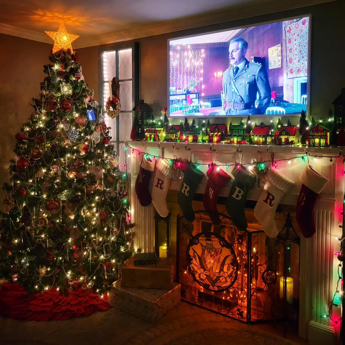 My last custom holiday orders were picked up today, which means I'll be shifting into vacation mode soon. But before I do that, let me remind you that you can find my wood flower designs at two NE Ohio shops: the Opal Dragonfly Boutique and Little Oa