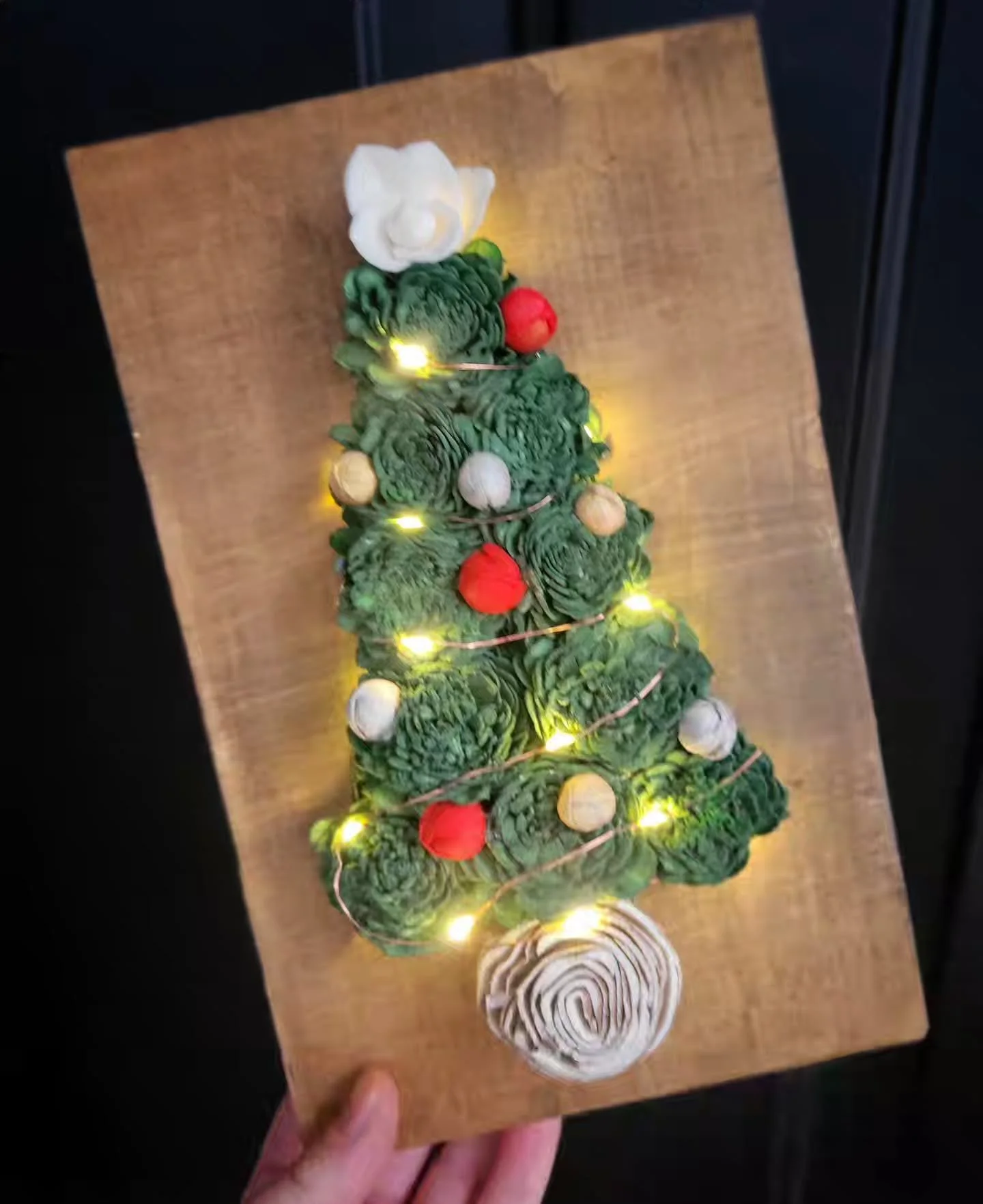 Made this adorable mini tree earlier today when I was supposed to be cooking 🤣 Isn't it cute?

I hope to make a few more before Small Business Saturday!