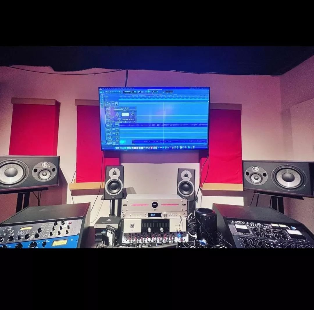 We love feedack on our stands, this one is a post from @nrecordingstudio a recording focusing on regional Mexican music in Madera, CA.&nbsp;&nbsp;Gracias Juan!

&quot;Hoy llegaron las nuevas bases -Sound Anchors ADJ2- wow que diferencia hicieron mis 