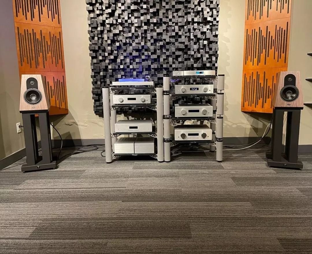From @wellpleasedav a view of the HiFi Centre in Vancouver with Sound Anchors stands in place. 👏🏼

#soundanchors #speakerstand #speakersoundquality #improvespeakers #speakersound #montiorsoundquality #monitorstand #makespeakerssooundbetter #speaker