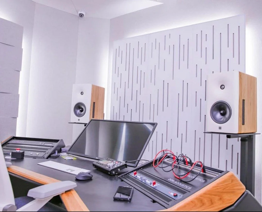 From @ji_rayer_official where beautiful aesthetics and sound meet.  Sound Anchors stands fit well in this attractive setup. 

#soundanchors #speakerstand #speakersoundquality #improvespeakers #speakerequipment #prospeakerstand #studioqualitysound #st