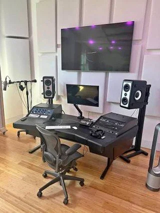 This studio near Iowa City features a pair of Barefoot MM27s on our Sound Anchors speaker stands.

#soundanchors #speakerstand #speakersoundquality #improvespeakers #speakersound #montiorsoundquality #monitorstand #makespeakerssooundbetter #speakereq