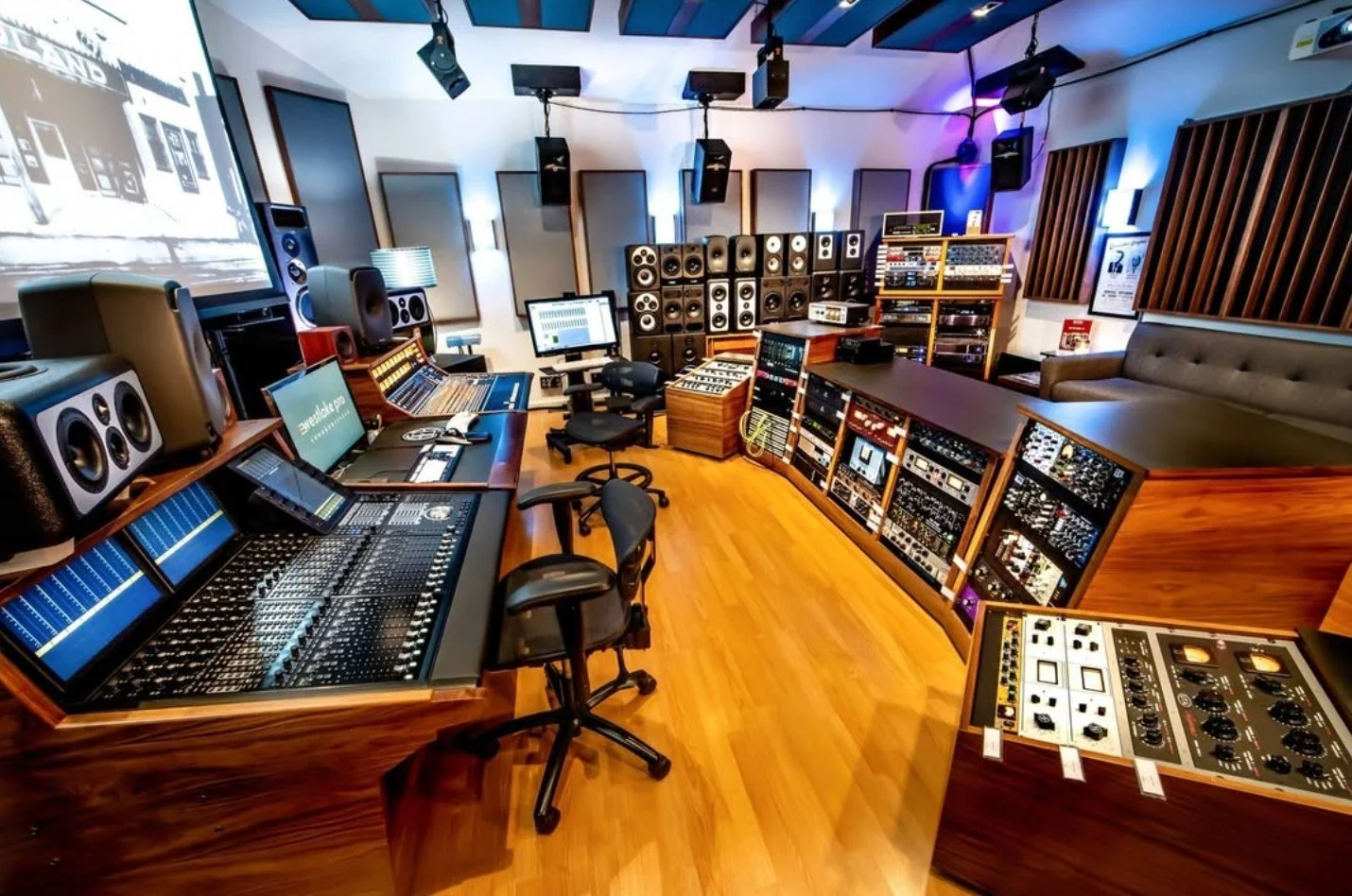 We spy a Sound Anchors digital audio workstation (DAW) at Westlake Pro Nashville @weslakepro Can you spot it?

#soundanchors #speakerstand #speakersoundquality #improvespeakers #speakersound #speakerequipment #prospeakerstand #studioqualitysound #stu